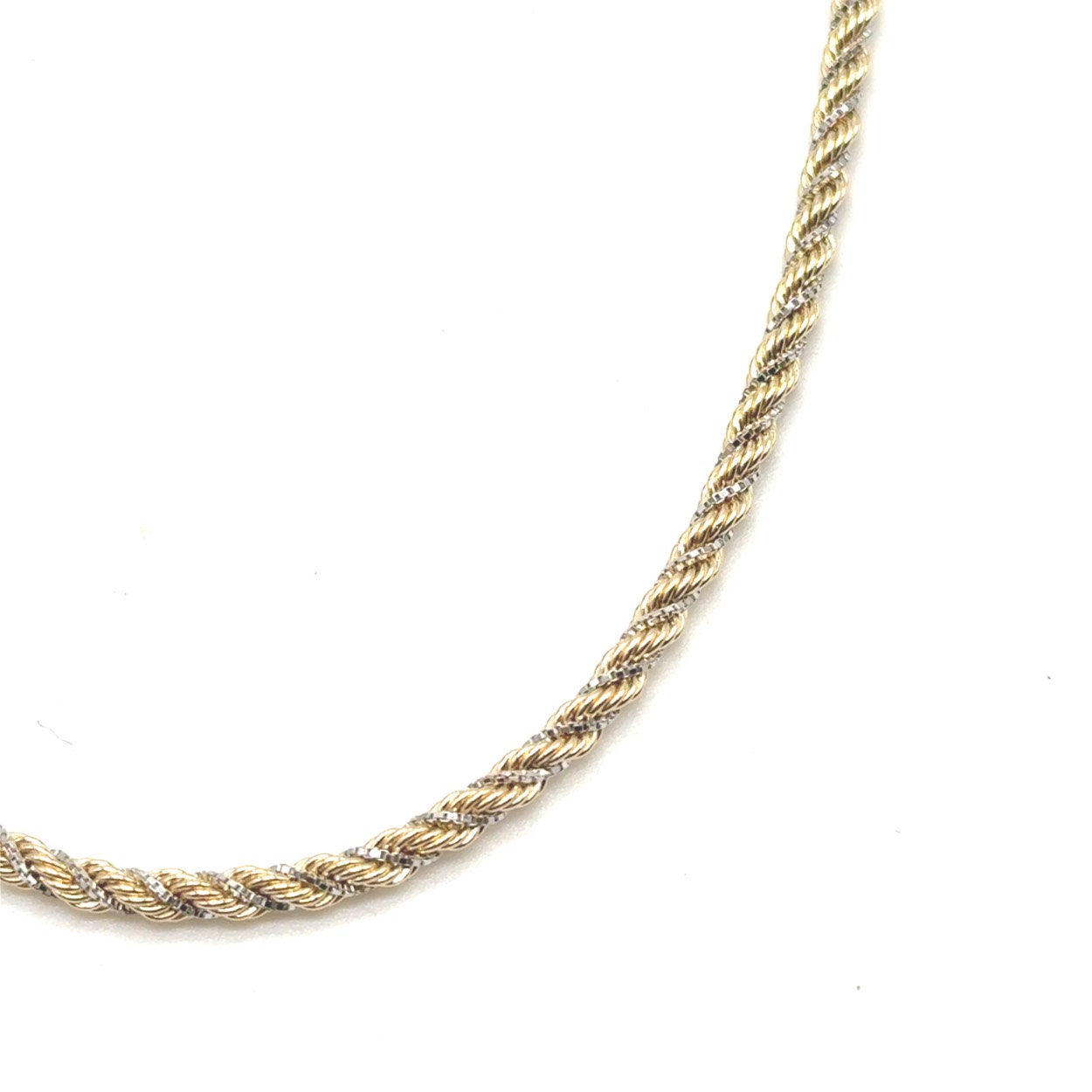 14k witgoud met geelgoud. ketting is ca 45cm en ca 6.2 gram. 
