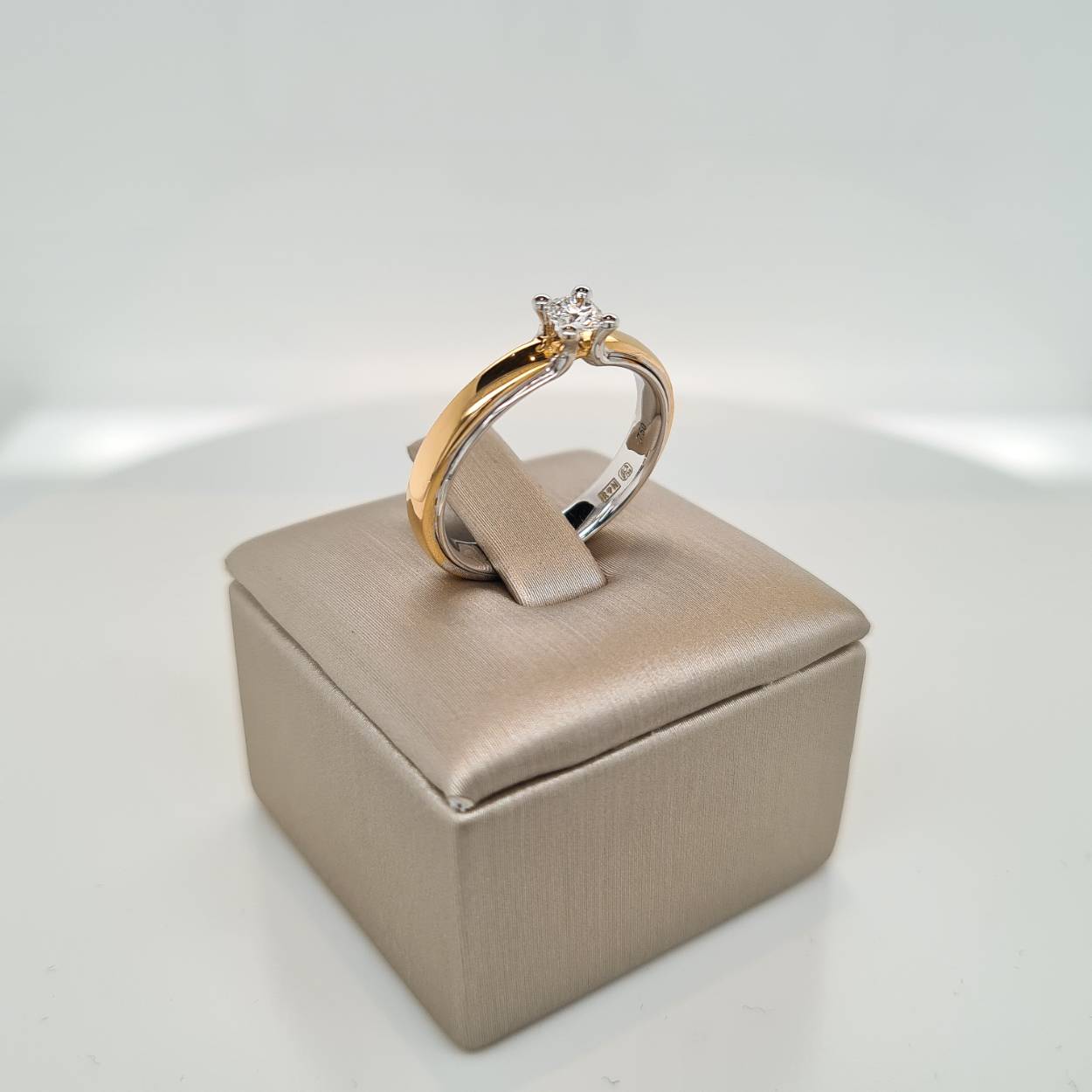 Prachtige 14krt rosegouden ring met diamant 0,20crt G VSI. De maat van de ring is 55 (17 1/2). Heeft u een andere maat neem dan gerust contact met ons op.
