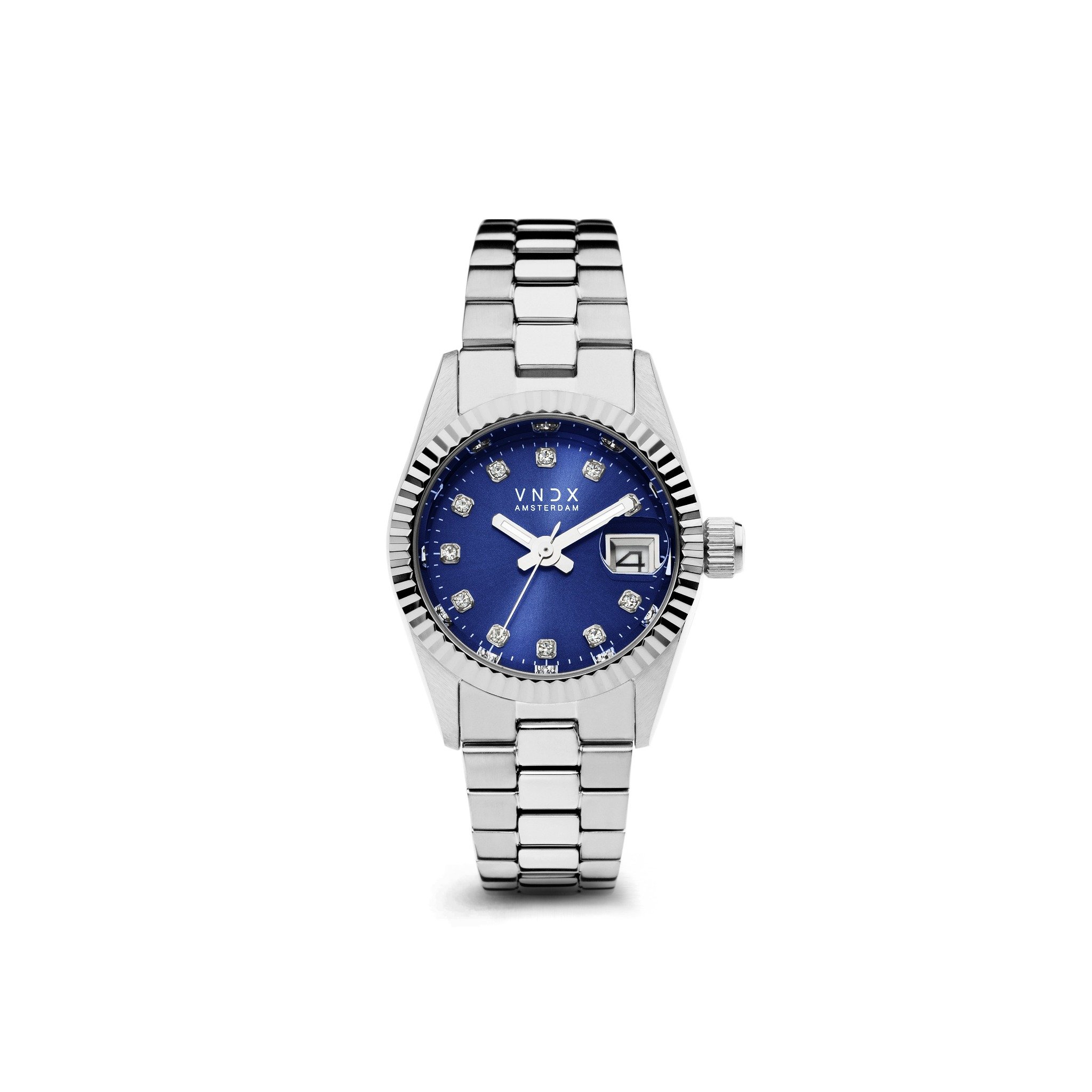 De Dare Devil XS Zilver Blauw, het meest gedetailleerde horloge van VNDX Amsterdam. Haar subtiele kast van 26 mm maakt haar een perfect accessoire om te combineren met je favoriete sieraden. Haar elegante roestvrijstalen schakelband zorgt ervoor dat je Dare Devil eenvoudig op maat te maken is. 

De schitterende blauwe wijzerplaat sprankelt net als jij, de index van Swarovski steentjes laat je zien hoe GROOT, klein kan zijn! Naast de sprankelende Swarovski steentjes is de Dare Devil voorzien van een datumaanduiding, zo ben je nooit te laat voor een feestje, afspraak of deadline.

Ben jij graag actief in de nachtelijke uurtjes? Zelfs dan is de Dare Devil het perfecte horloge. Ze is voorzien van lichtgevende wijzers, dit zorgt voor een “Glow in the dark” effect. Zo zorgt je Dare Devil ervoor dat jij Never too late bent!

Wees jezelf, Creer je eigen stijl en kies je eigen pad! Just be a Dare Devil, It’s Never Too Late!.