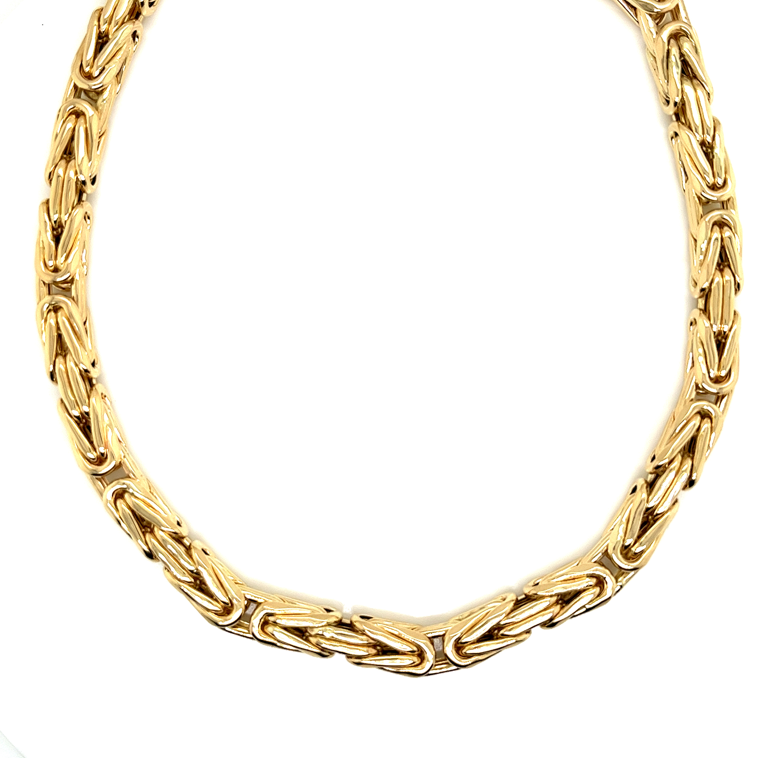 Dit geel gouden collier is gemaakt van de zo gehete koningsschakel. Het is een bijzonder collier met een sierlijke en zeer aanwezige uitstraling. Het collier is gemaakt van 14-karaats goud.
