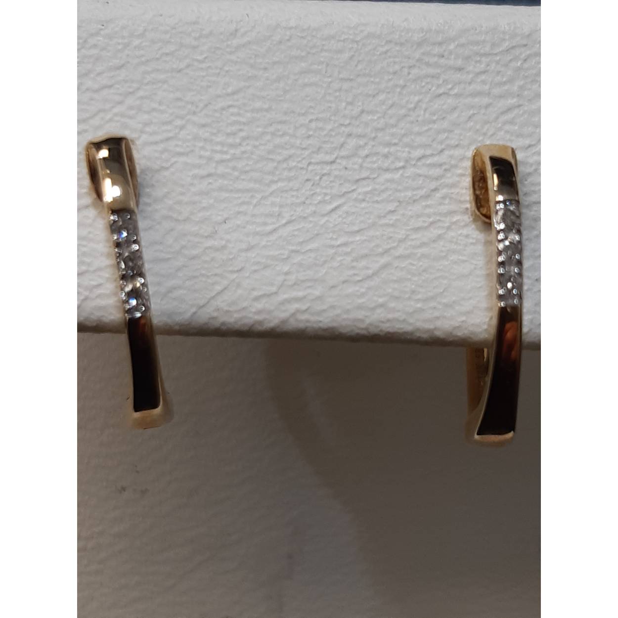 Ontdek de elegante gouden oorringen met modelnummer BREA-0002473. Deze creolen van 14-karaats goud zijn bezet met briljante H (Wesselton) VS1 diamanten van 0,03 crt. De oorringen zijn 11 mm in diameter met een schitterende goudkleurige glans. Perfect voor elke gelegenheid, draag ze met zowel casual als chique outfits voor een verfijnde uitstraling.