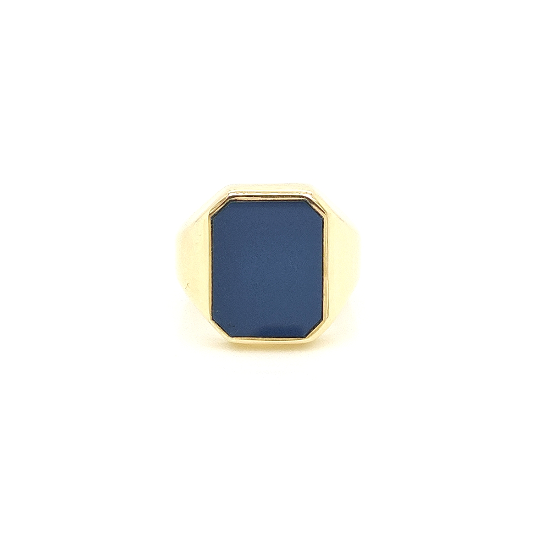 Deze geel gouden zegelring heeft een luxe uitstraling. De scheen van de ring is glad gepolijst en de steen is een blauwe lagensteen, Deze ring is uitermate geschikt voor een zegelgravure. De scheen breedte van deze ring is 5,7mm, dit is een mooie stevige breedte.