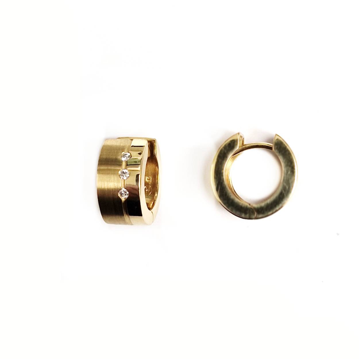 18 kt. gouden oorringen met scharnier mat en glanzend met 0.09 ct briljant