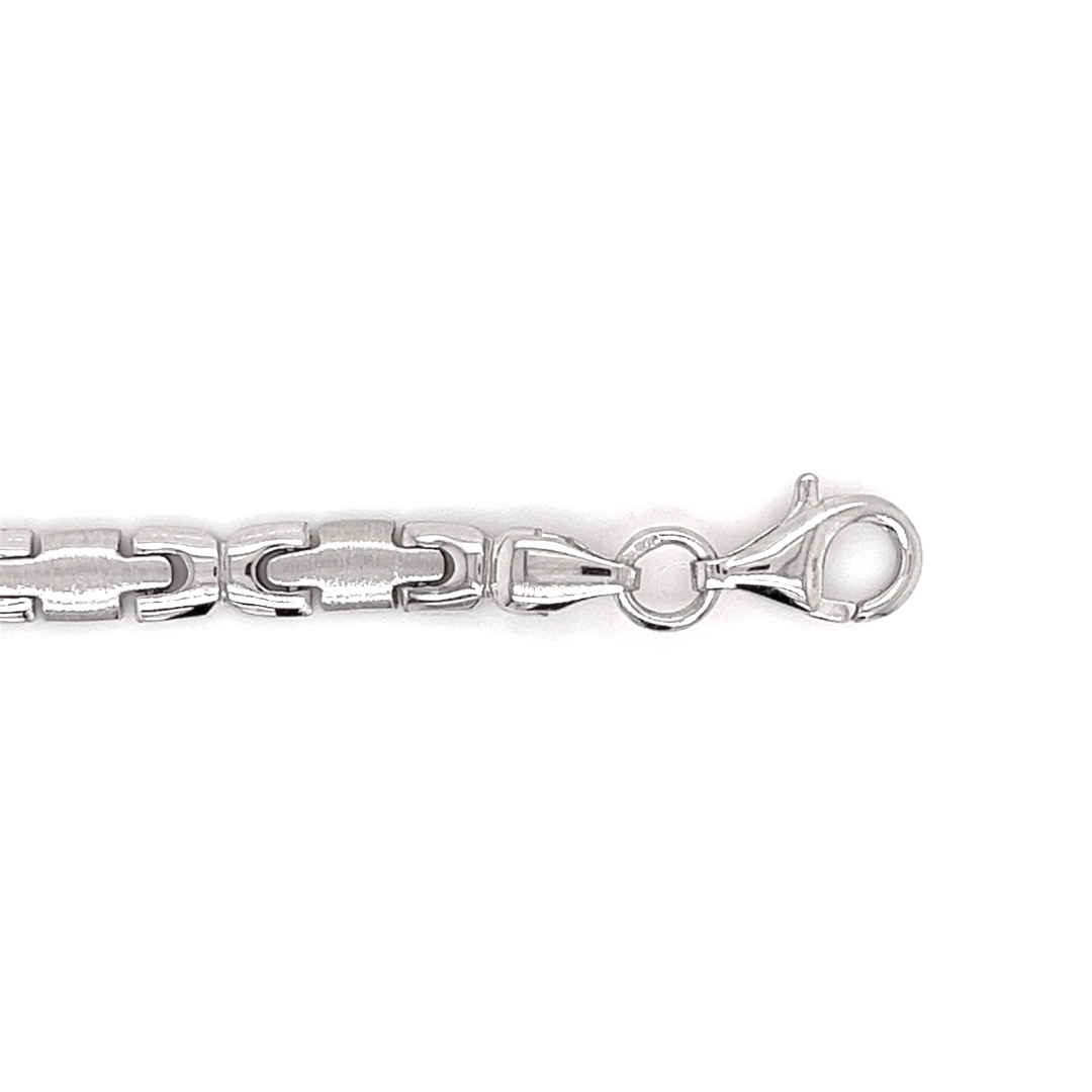 Deze armband is gemaakt van 925 zilver. De armband is gedeeltelijk gematteerd en gedeeltelijk glad gepolijst, de combinatie van mat/ glans geeft deze armband een erg mooie uitstraling. Ook heeft de armband een stevig karabijnslot.