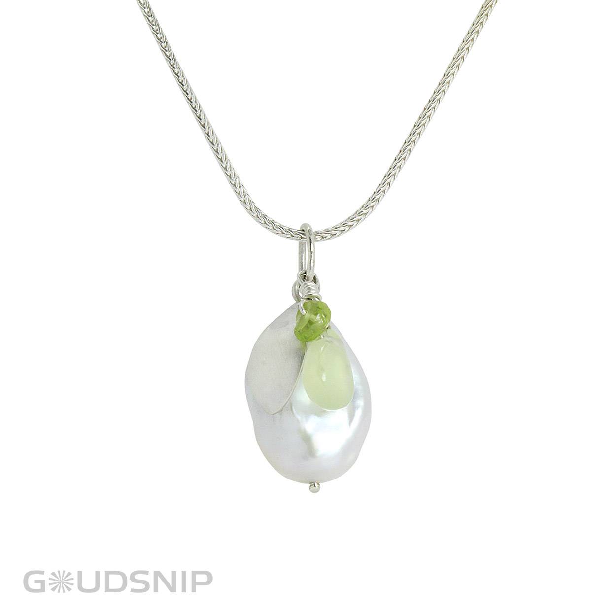 Hanger is exclusief collier
