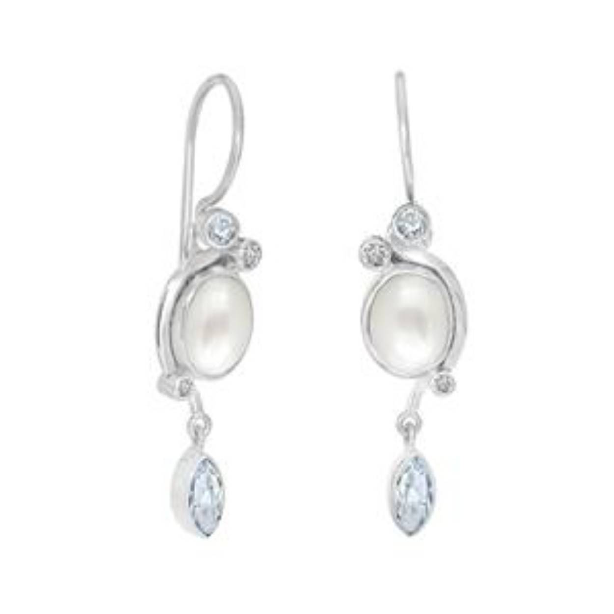 Deze sterling zilveren oorbellen bevatten beide een 8 x 6 mm witte parel. Rondom de parel bevinden zich een 2,5 mm blauwe topaas, een 2 mm witte topaas en een 1,5 mm witte topaas. Onder de witte parel hangt een 6 x 3 mm blauwe topaas.