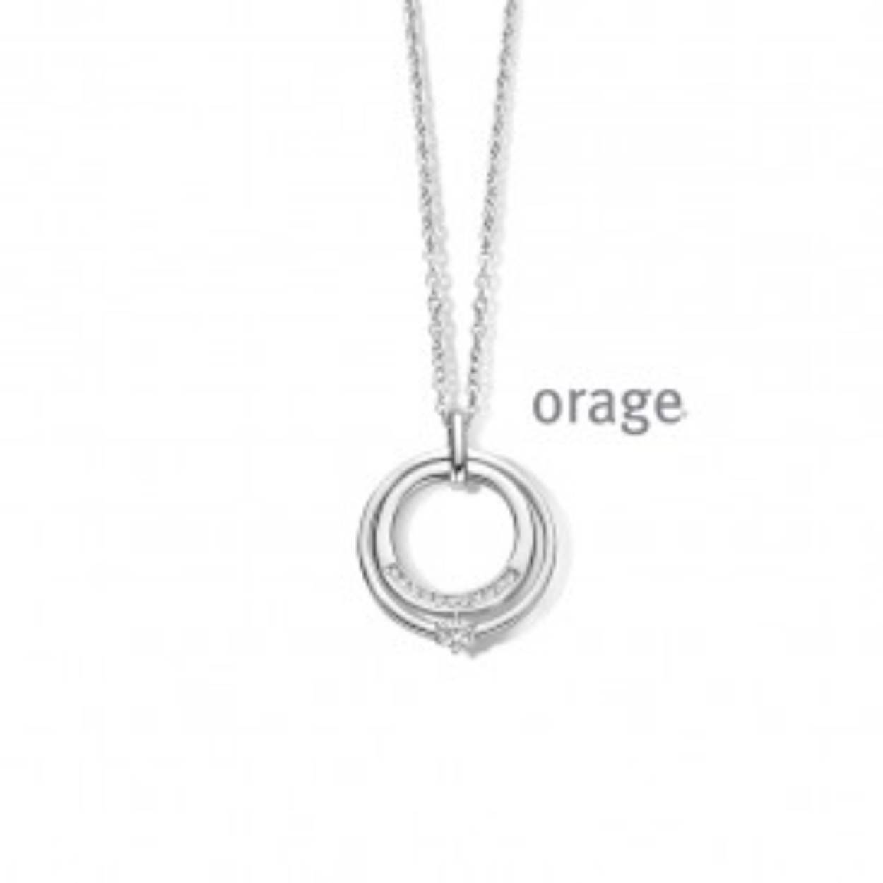 De ketting is in zilver forcat schakel en 45 cm lang, de hanger iseen rond open model met zirkonium in zilver .