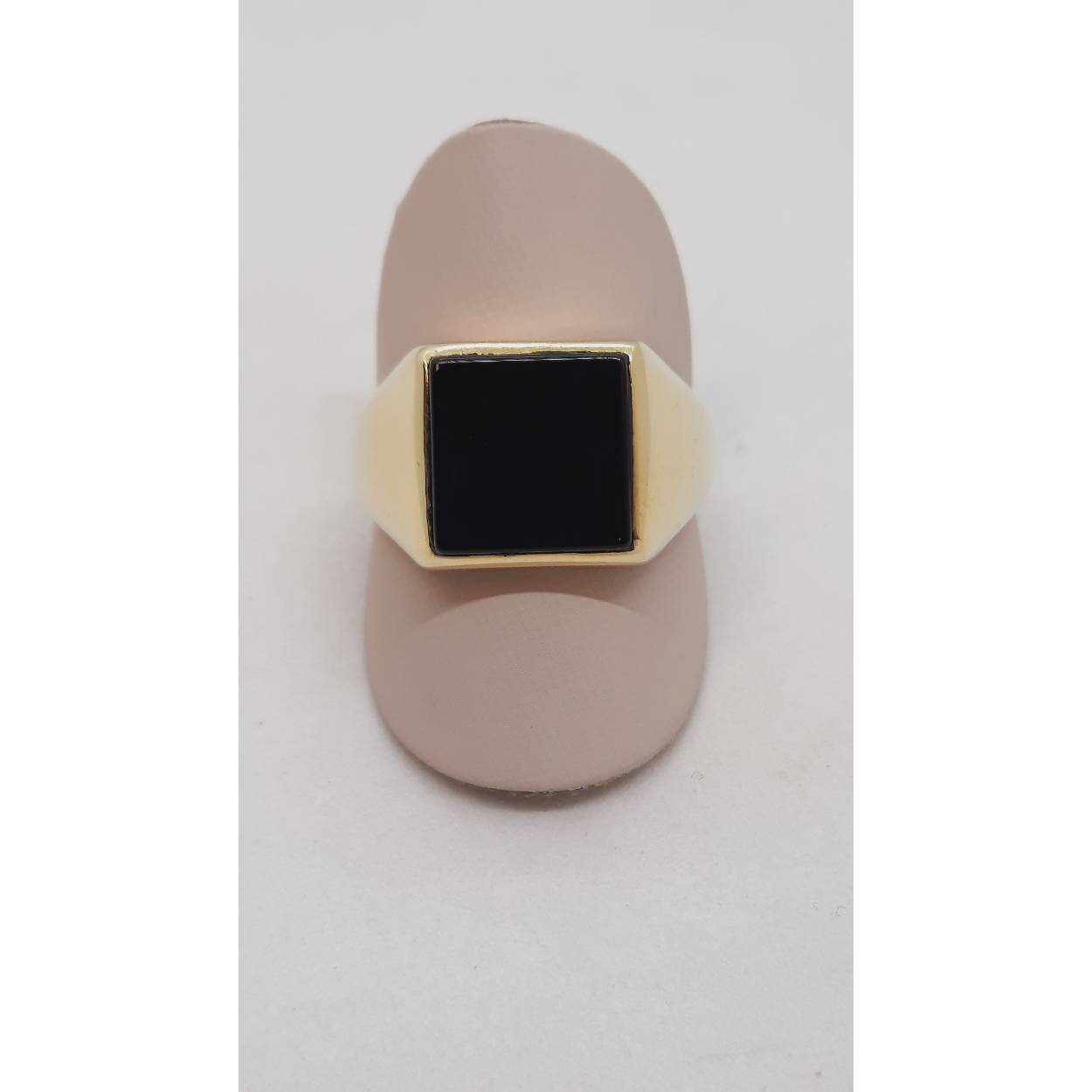 De gouden herenring met modelnummer BREA-JOY-0004027 is vervaardigd uit 14-karaats goud. Deze glanzende, goudkleurige ring, categorie ring, straalt elegantie en stijl uit met een ringmaat van 60. Draag deze tijdloze ring als een verfijnd statementstuk voor speciale gelegenheden of als dagelijkse luxeaccessoire. Ideaal voor heren die verfijning waarderen.