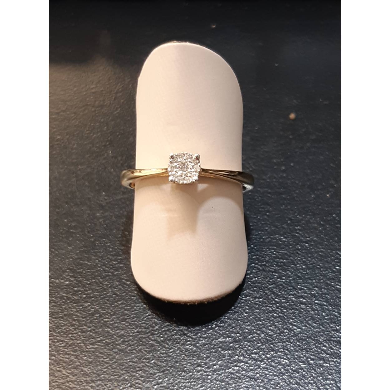 De Diamanten Verlovingsring BREA-0002707 is een schitterend sieraad gemaakt van 14-karaats goud. Deze ring bevat 11 ronde diamanten van elk 0,04 karaat, met een zuiverheid van SI1 en een H-kleur. Perfect voor een verloving of speciale gelegenheid. Draag deze ring op de ringvinger van je linkerhand voor een klassieke, elegante uitstraling.