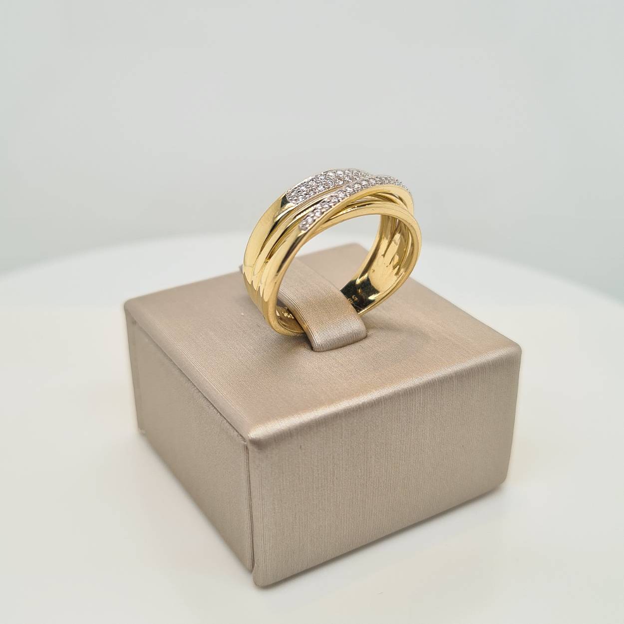 Prachtige 14 karaat gouden ring bezet met diamant, 0.14crt. De maat van de ring is 55. 