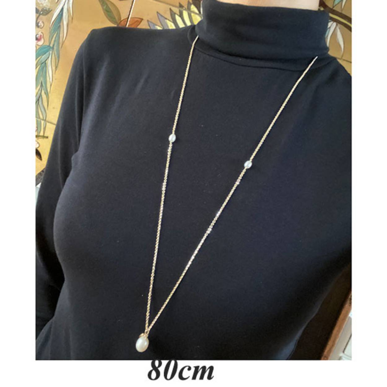 Ketting in de combinatie van mooie witte zoetwaterparels en ketting die ook aan de zijkanten gefacetteerd is - dus het lijkt op een reeks glinsterende stenen - erg spannend uiterlijk, zoals het verschijnt met 2 kleuren na de faceting. Deze ketting is Sterling zilver/18 karaat Verguld en onderste deel Zwart Gerhodineerd