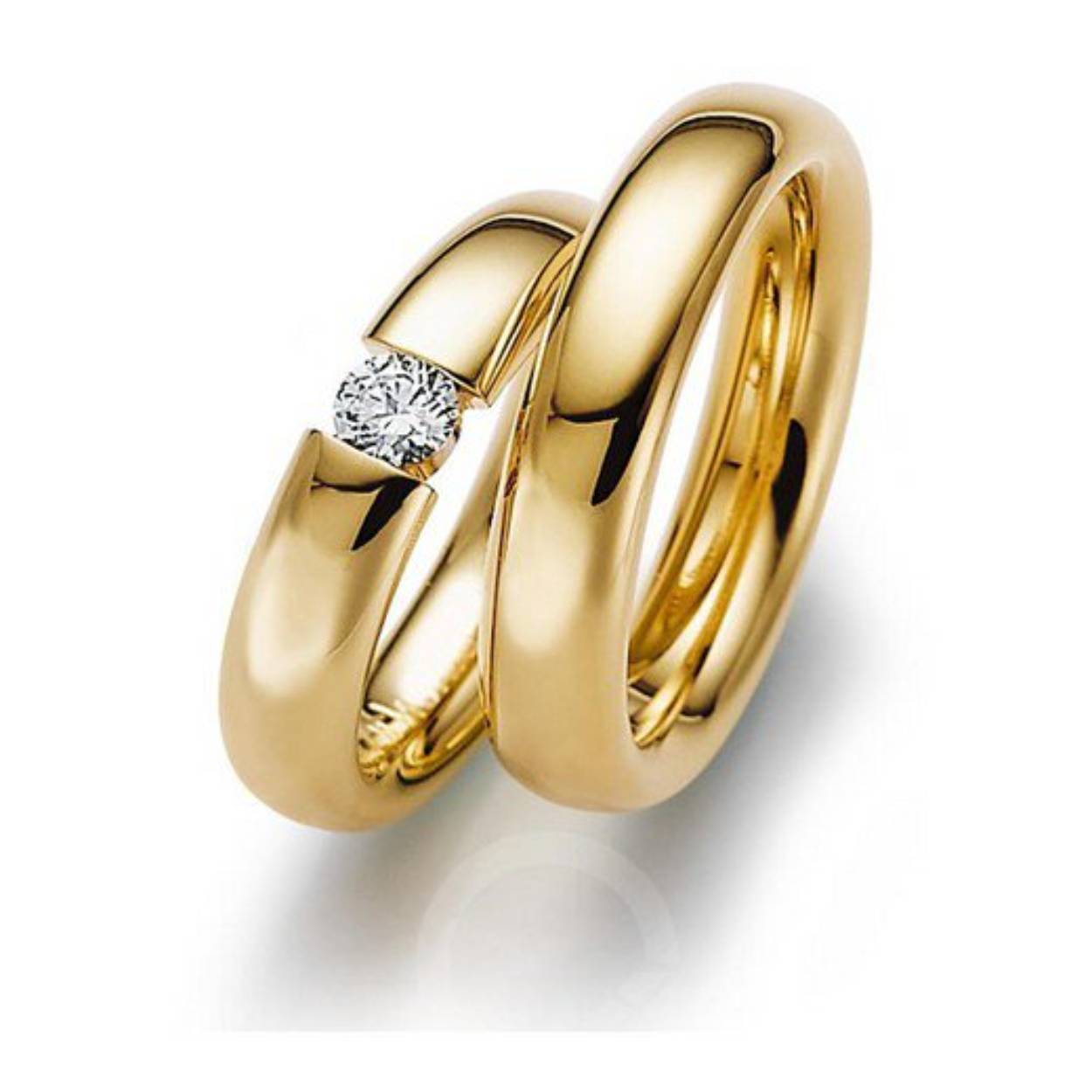 14 karaat geelgouden trouwringen, 4,5 mm. de damesring heeft een 0.05crt briljant. prijs is op aanvraag