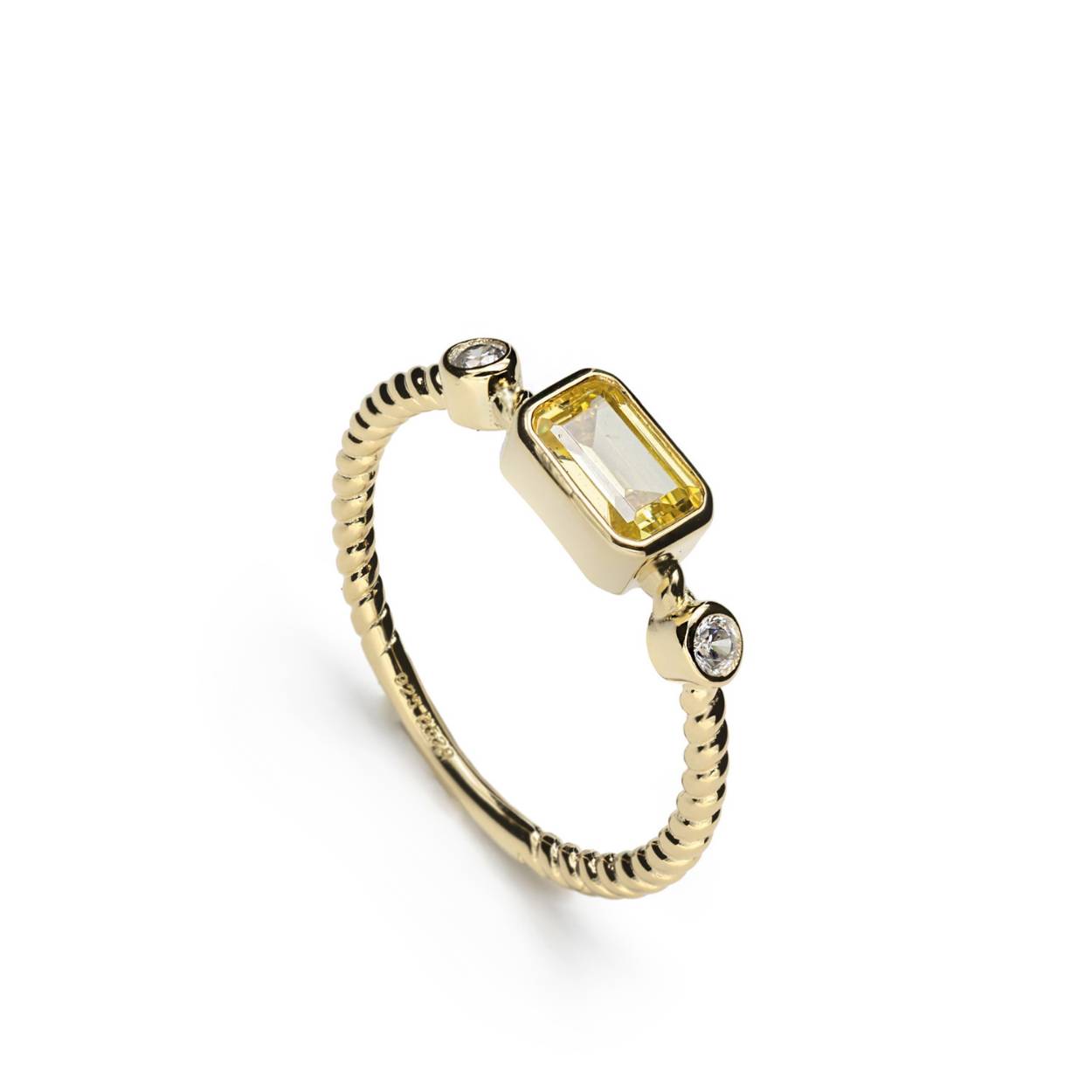 Thin gold plated leg ring with honey gemstone design and two zircons. A perfect ring to combine with your summer looks and create unique outfits. Composed of a honey emerald-cut adamantine quartz with two zircons on each side of the gemstone, it can not miss in your jewelry box!