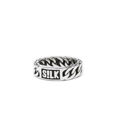 Deze stoere nieuwe SILK ring heeft een platte geschakelde structuur en is handgemaakt van massief zilver. Zoek je een bijpassende armband en collier in dezelfde vlechtstructuur bekijk dan eens onze Double linked collection serie. De ring wordt in een mooie luxe geschenkverpakking verpakt.