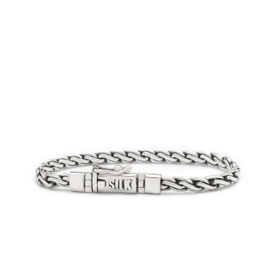 Deze handgemaakte zilveren armband uit de Breeze serie kan gedragen worden door zowel dames als heren. Draag de 147 Breeze armband met een aantal armbandjes bij elkaar en creeër een speelse look.