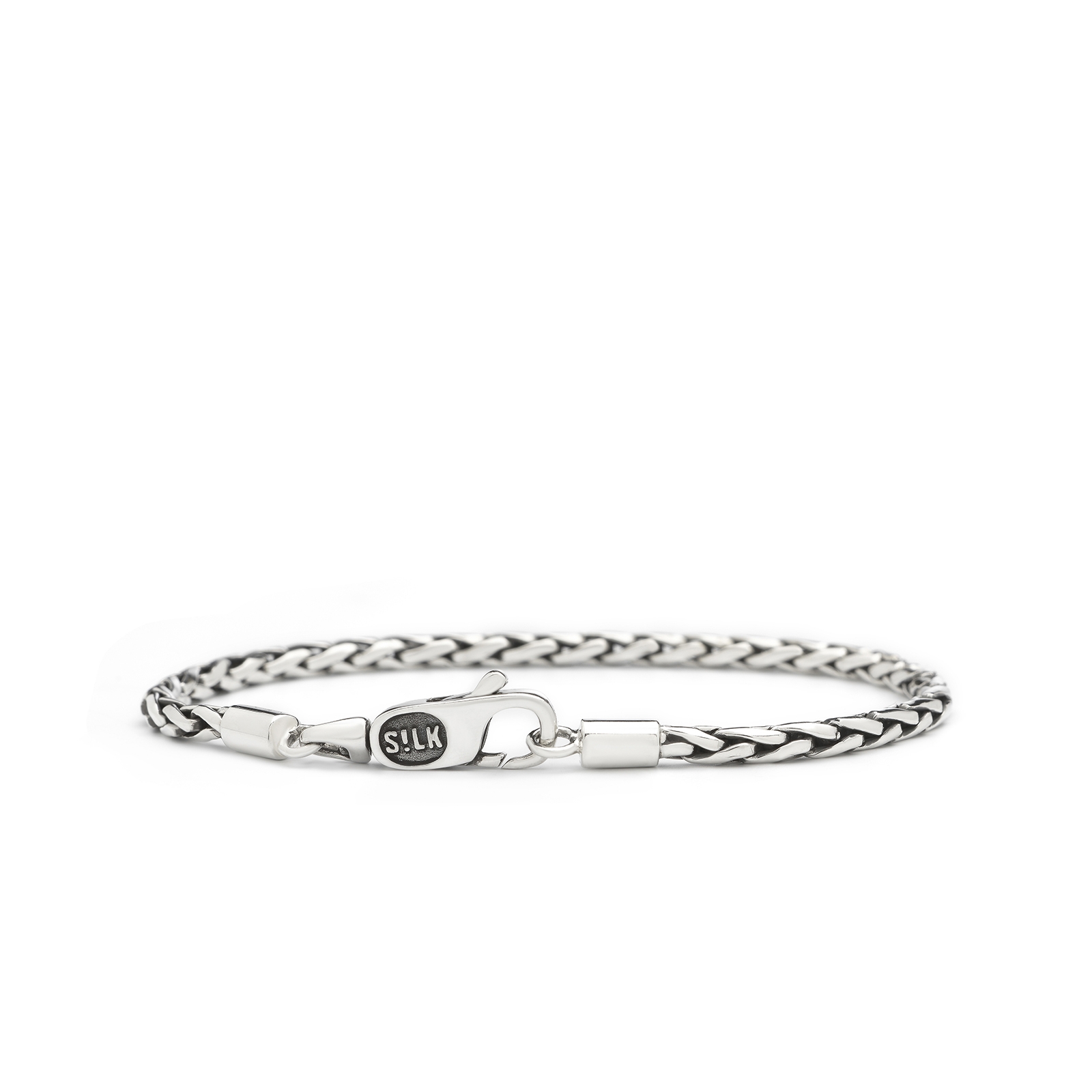 De SILK karabijn serie is zo’n beetje een van de populairste favoriete series om eindeloos mee te combineren. Mix en match de verfijnde stapel serie tot jouw eigen speelse trendy look.

Dit zeer smalle fijn gevlochten armbandje heeft een speels karabijnsluitinkje. De Fox 149 armband is onderdeel van een set bestaande uit drie verfijnde karabijn armbandjes welke perfect onderling met elkaar te combineren zijn.