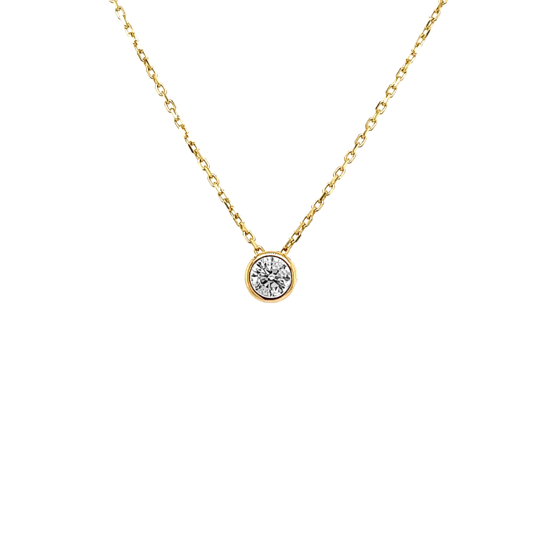 Dit 14-karaats geel gouden ankerschakel collier is onwijs leuk! Om het kettinkje heen zit een rond zetkastje met een zirkonia steen. Dit kettinkje heeft een fijne uitstraling en is ontzettend stijlvol. Het collier is verstelbaar van 42cm tot 45cm.