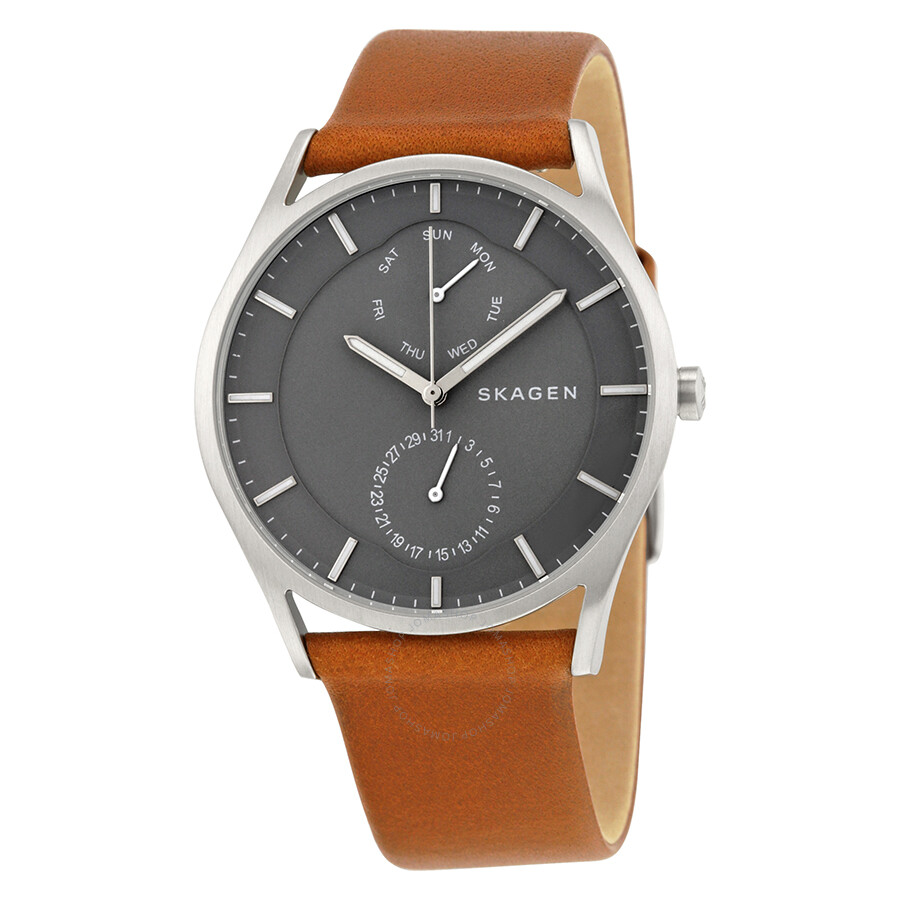 Dit heren horloge van Skagen heeft een bruine band en grijze wijzerplaat. Het horloge heeft mineraal glas en een quartz uurwerk. Hij is 5ATM waterdicht (douchen).