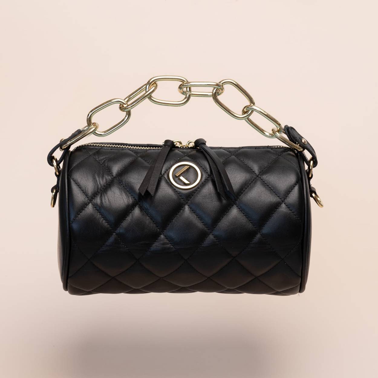 Hoogte en dikte: 13 cm, lengte 23 cm
Om verliefd op te worden ‘to the moon and back’, dat is Kascha-C’s exclusieve MoonBag. De unieke kokervorm maakt de MoonBag eigentijds, maar hij heeft ook een uitgesproken vintage randje. De MoonBag is handgemaakt van fijn leder, heeft een afsluitbaar binnenvak en is afgewerkt met fraaie stiksels en goudkleurige accenten. Zoals bijvoorbeeld het Kascha-C logo op de voorzijde en een heerlijke oversized chain. Maar net zo makkelijk bevestig je hem aan een andere cord, zodat hij bijvoorbeeld ook makkelijk over je schouder past.