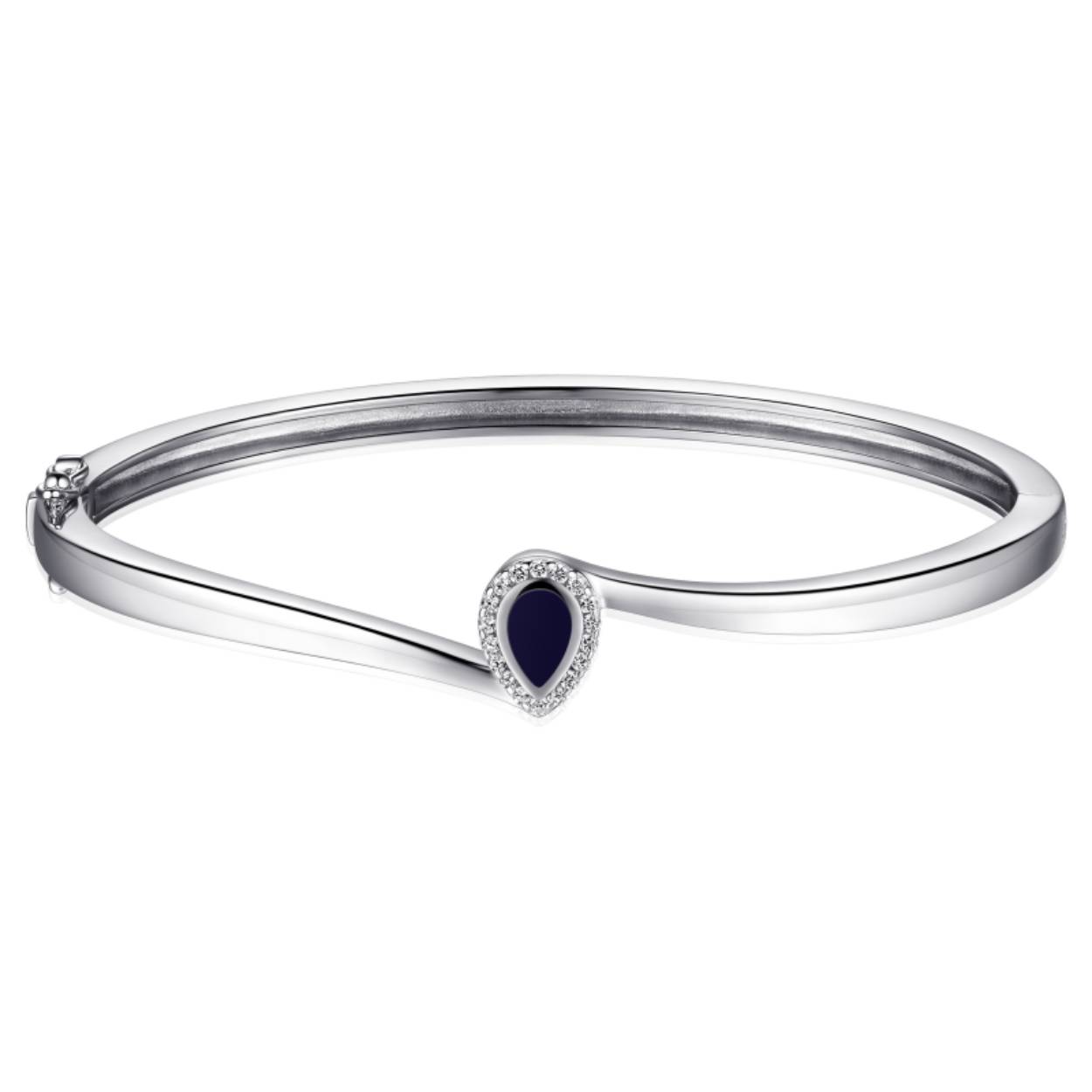 Zilveren asymmetrische armband afgewerkt met een bloemblaadje in het midden. Het ontwerp van het bloemblaadje is geïnspireerd op de iconische Infinitois bloem afgewerkt met blauw/zwart emaille  en gezet met briljant geslepen zirkonia's.

Leuk om te combineren met de bijpassende 
ring I05R009, I05R010, I05R011 en/of 
collier I05N004, I05N007 en/of
oorstekers I05E010, I05E011 en/of
oorringen I05E012