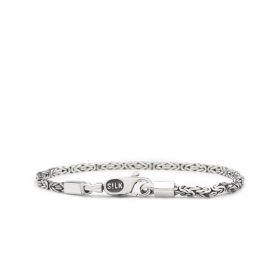 De SILK karabijn serie is zo’n beetje een van de populairste favoriete series om eindeloos mee te combineren. Mix en match de verfijnde stapel serie tot jouw eigen speelse trendy look.
Dit zeer smalle fijn gevlochten armbandje heeft een speels karabijnsluitinkje. Het 151 Connect armbandje is onderdeel van een set bestaande uit drie verfijnde karabijn armbandjes welke perfect onderling met elkaar te combineren zijn.