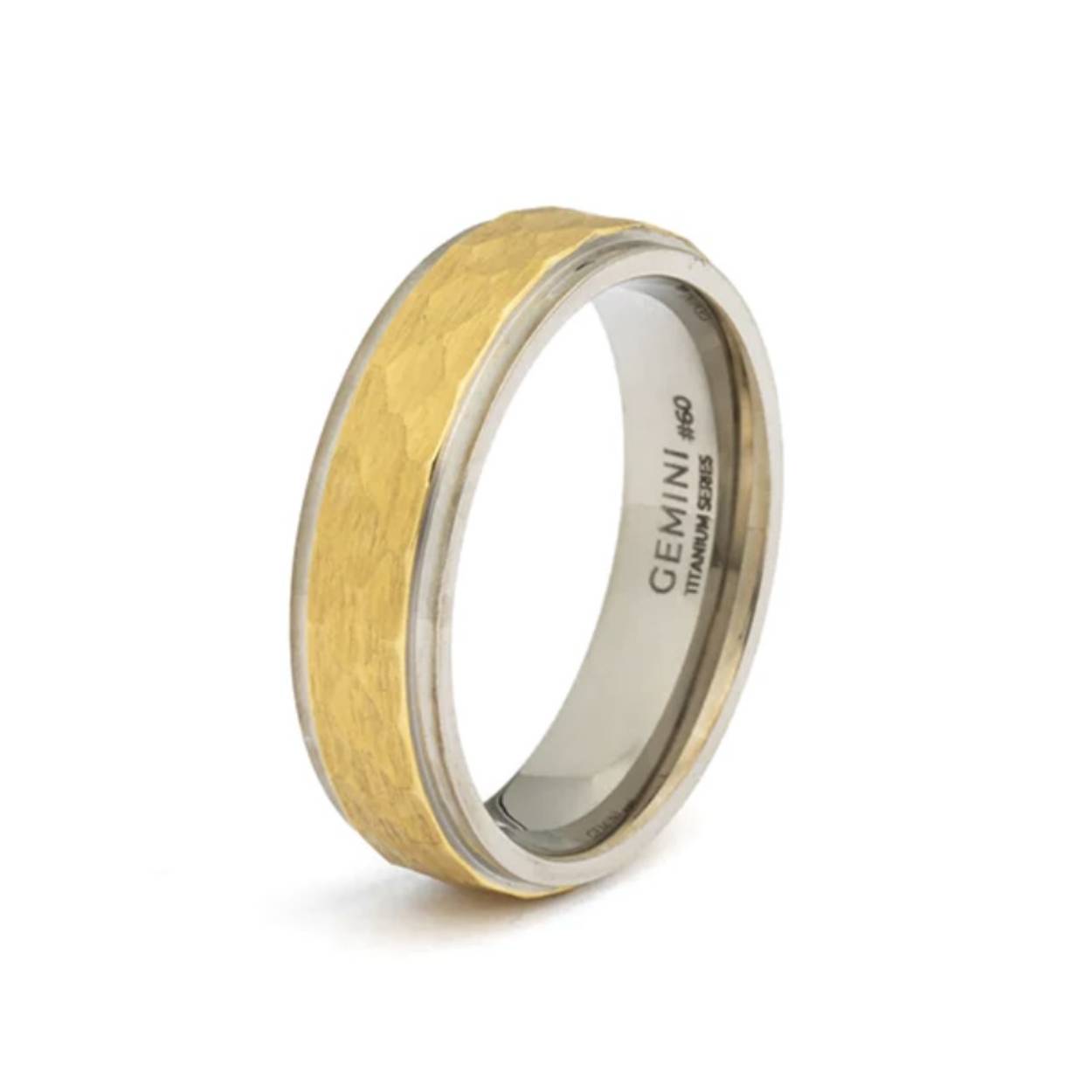 eze Duplus Silver Gold ring bestaat uit twee lagen grade 2 titanium. Waarom hebben we voor titanium gekozen?
- Het is vederlicht
- Het is supersterk
- Het is een exclusief materiaal dat ook wordt gebruikt in raceauto's, motorboten en ruimtevaart

De ring heeft een comfortabele pasvorm en is zeer comfortabel om te dragen. Door het lichtgewicht titanium draag je deze ring zonder problemen dag in dag uit.

De naam 'Duplus' is afgeleid van het Latijn en betekent 'dubbel'. Dit is een subtiele verwijzing naar de dubbele, gefacetteerde afwerking aan de buitenzijde van deze titanium ring.