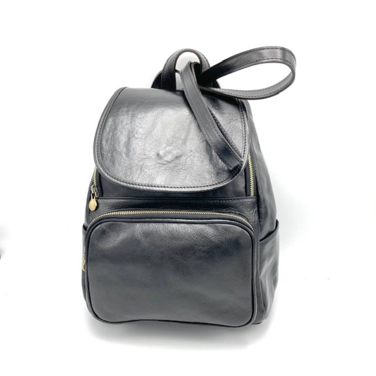 Rugzak gemaakt van een stevige leersoort. Het rundleer wordt speciaal geselecteerd en de tas is gefabriceerd in het mekka van de fashion " Italie".
Onder de klep zit een rits met 1 groot hoofdvak met binnenrits.
Tevens heeft u nog de beschikking van een 2e hoofdvak welke is voorzien van rits. Aan de zijkant zitten twee handige steekvakjes voor bijvoorbeeld een pakje tissues.


Afmetingen:
Hoogte 32cm x breed 26cm x diep 15cm