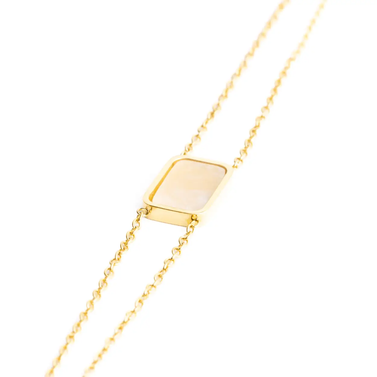 De Kala Jade armband is afgewerkt met een mooie, platte Jade steen. Deze armband heeft een edelstalen ketting en is in maat verstelbaar, van zeer kleine tot middelgrote pols.

Alle Didyma sieraden zijn gemaakt van 316L roestvrij staal in combinatie met prachtig natuursteen. We kiezen voor dit materiaal omdat het zeer duurzaam, licht van gewicht en hypoallergeen is. De kleur zal na verloop van tijd niet vervagen als je er voorzichtig mee omgaat!

Witte jade is een prachtige witte steen die vaak wordt gebruikt in sieraden en voor spirituele doeleinden. Hier is de betekenis ervan in drie eenvoudige punten:

1. Zuiverheid en vrede: witte jade wordt vaak geassocieerd met zuiverheid en sereniteit. De gladde, bleke kleur symboliseert reinheid en kalmte.

2. Bescherming: veel mensen geloven dat witte jade kan beschermen tegen negatieve energie en fysieke genezing kan brengen. Men denkt dat het een rustgevend effect heeft op lichaam en geest.

3. Focus: de steen wordt ook gezien als symbool van wijsheid en focus. Sommigen geloven dat het helpt bij het nemen van beslissingen door helder denken en inzicht aan te moedigen.

Het Griekse woord Kala vertaalt naar "goed" of "mooi" in het Engels. Het is een bijvoeglijk naamwoord dat wordt gebruikt om iets positiefs, aangenaams of van hoge kwaliteit te beschrijven. Het woord Kala wordt vaak gebruikt om goedkeuring of bewondering uit te drukken voor verschillende dingen, zoals een prachtig landschap, goed werk of een positief resultaat.