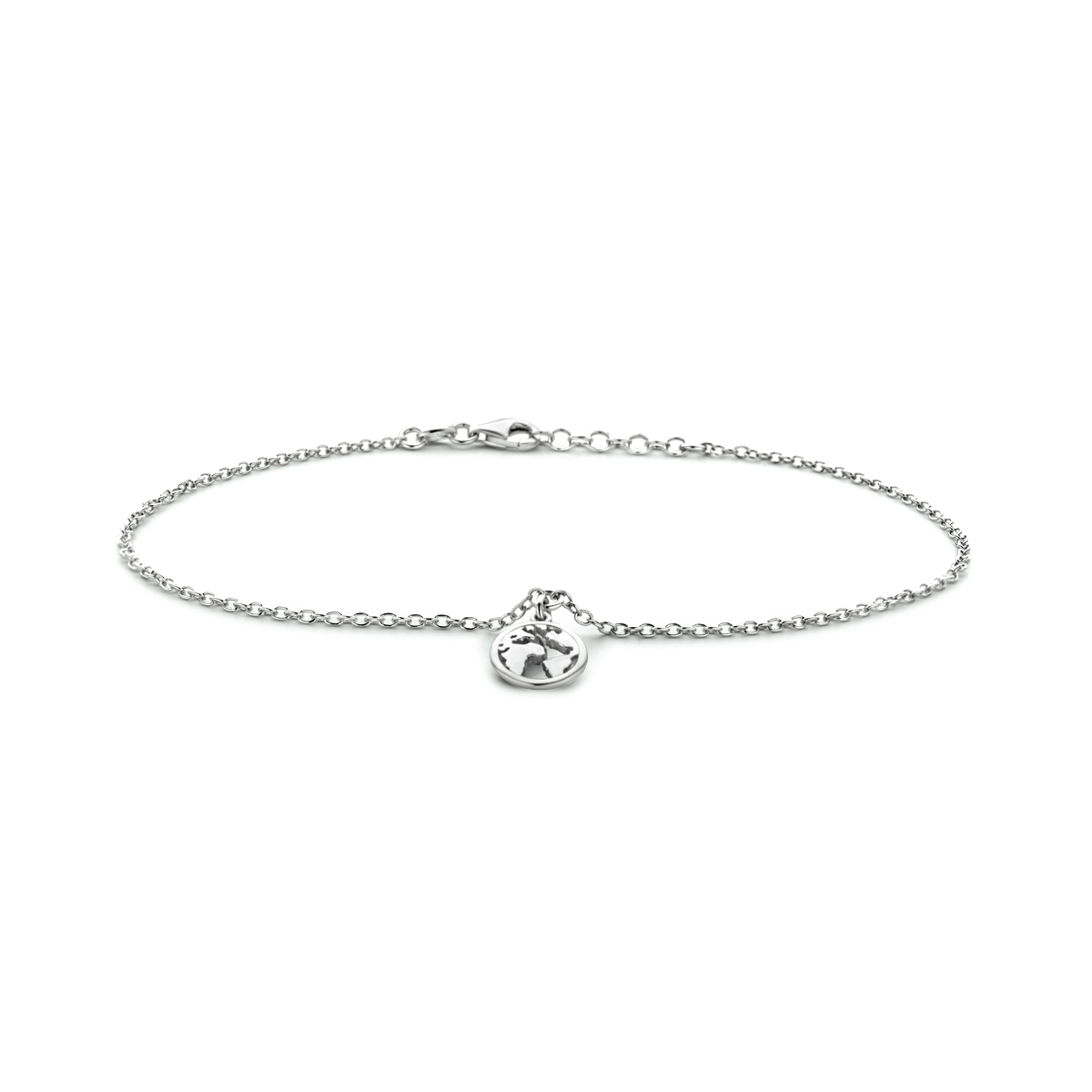 Gerhodineerd 925 zilveren enkelbandje uitgevoerd met een hanger in de vorm van een wereldbol. Het enkelbandje heeft een draaglengte van 24cm met een extensie van 2cm en een stevige karabijn sluiting. De hanger heeft een diameter van 10mm.