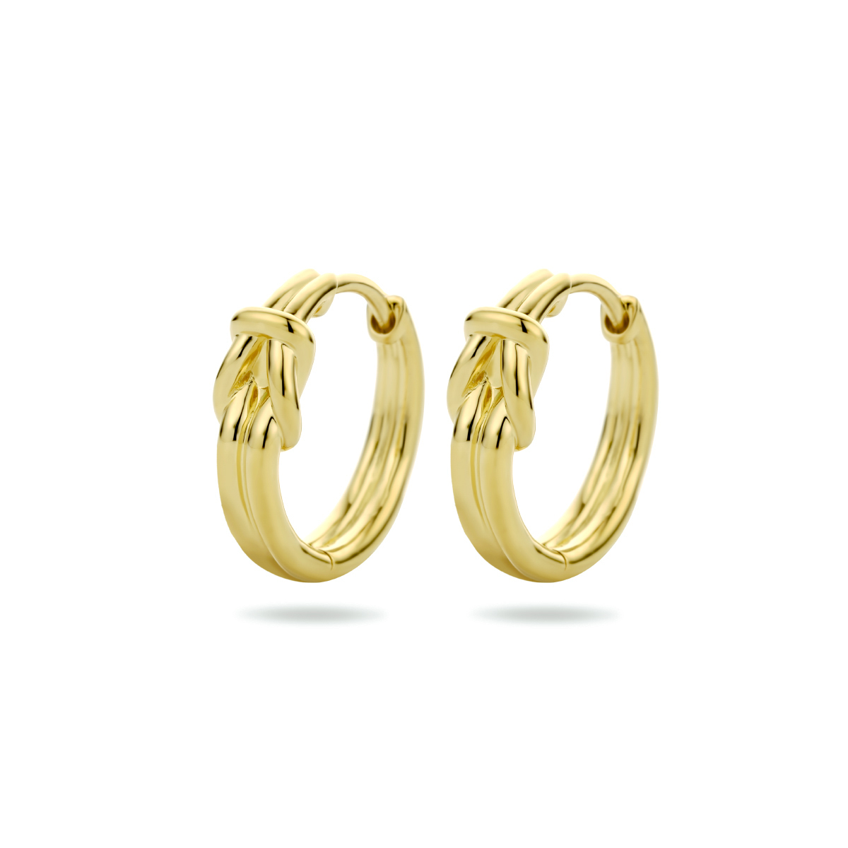 Geelgoud op 925 zilveren klapoorringen uitgevoerd met een knoop. De klapoorringen hebben een afmeting van 15.5x5mm. Geen garantie op plating.