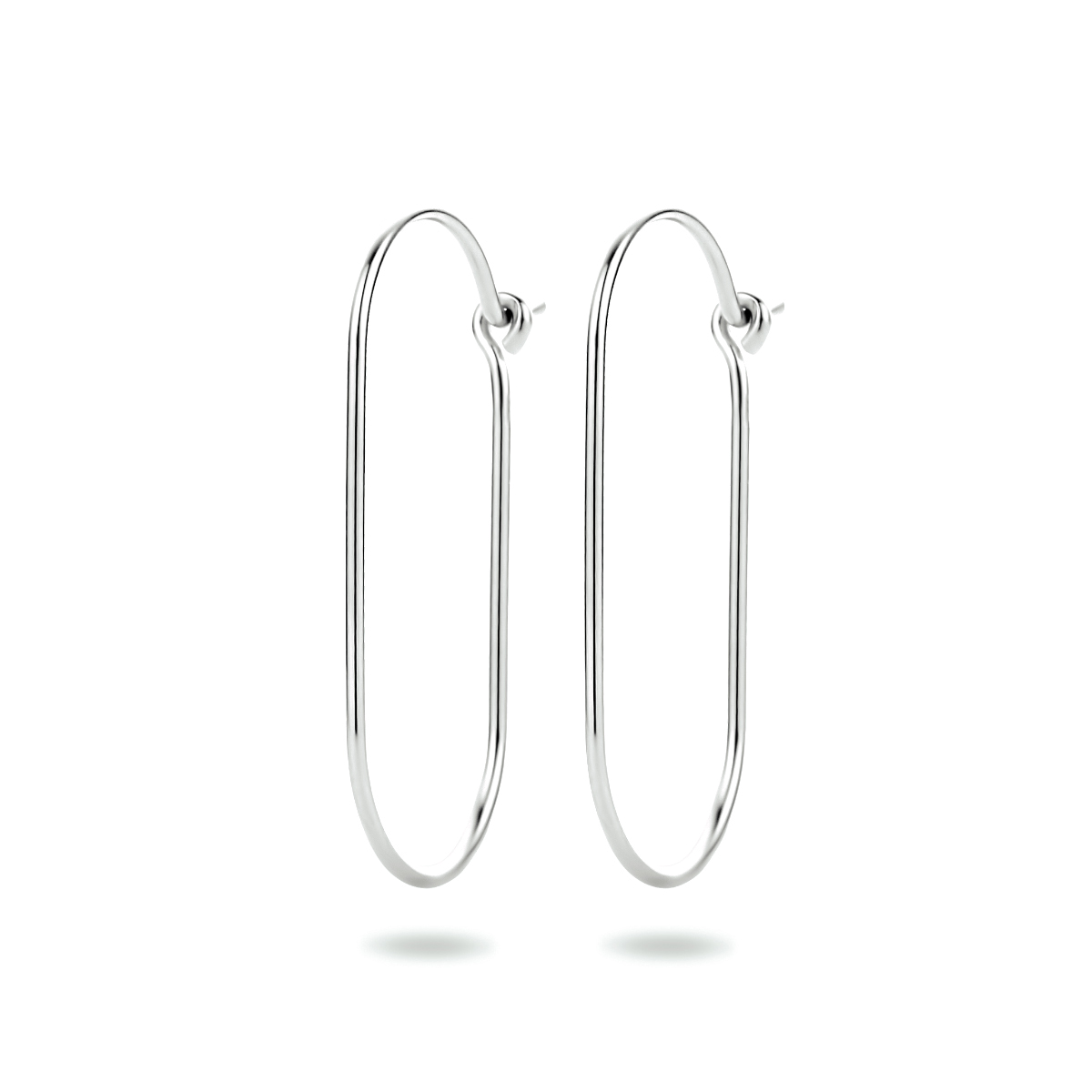 Gerhodineerd 925 zilveren oorringen. De oorringen hebben een dikte van 0.9mm.