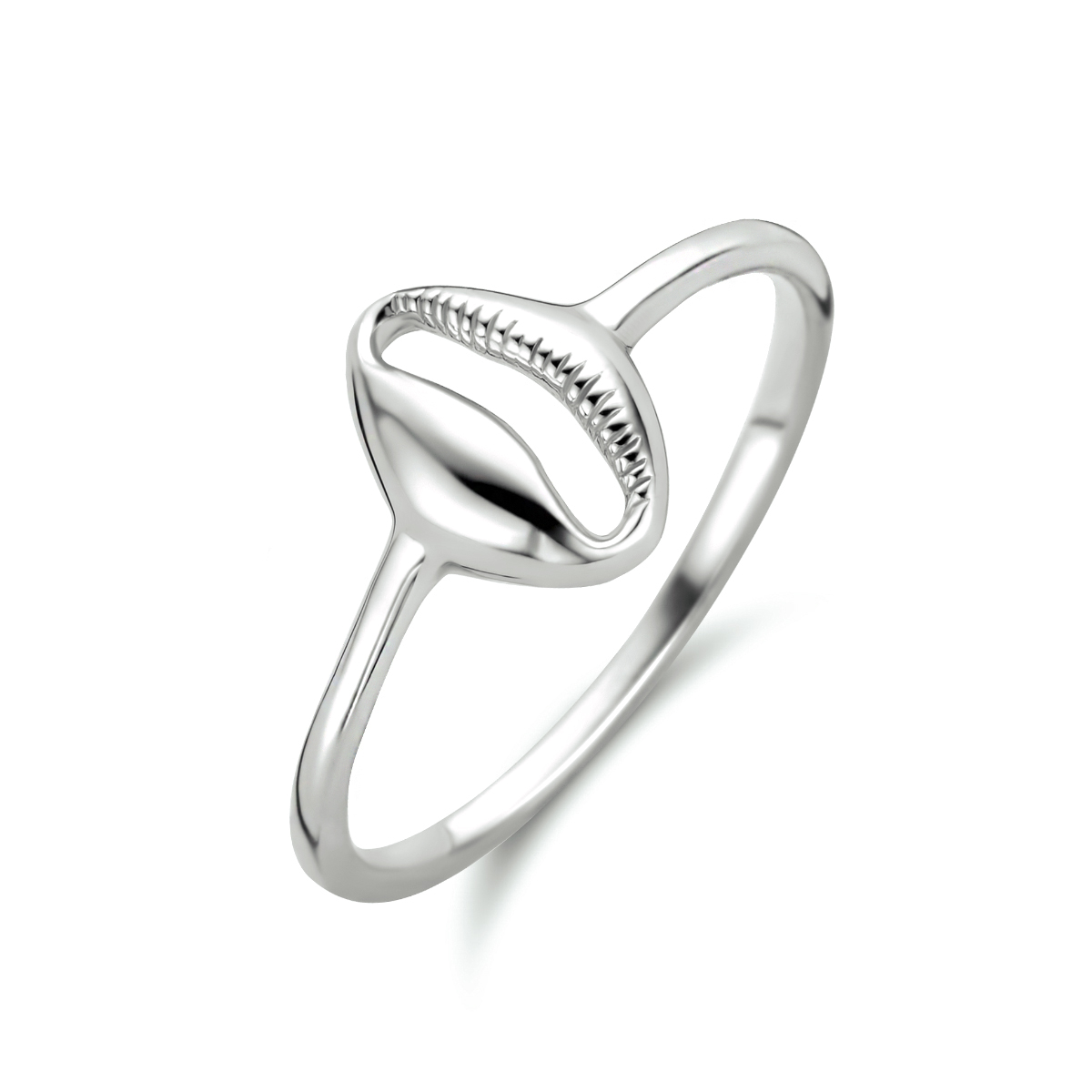 Gerhodineerd 925 zilveren ring uitgevoerd met een schelp. De ring heeft een breedte van 9.5mm.