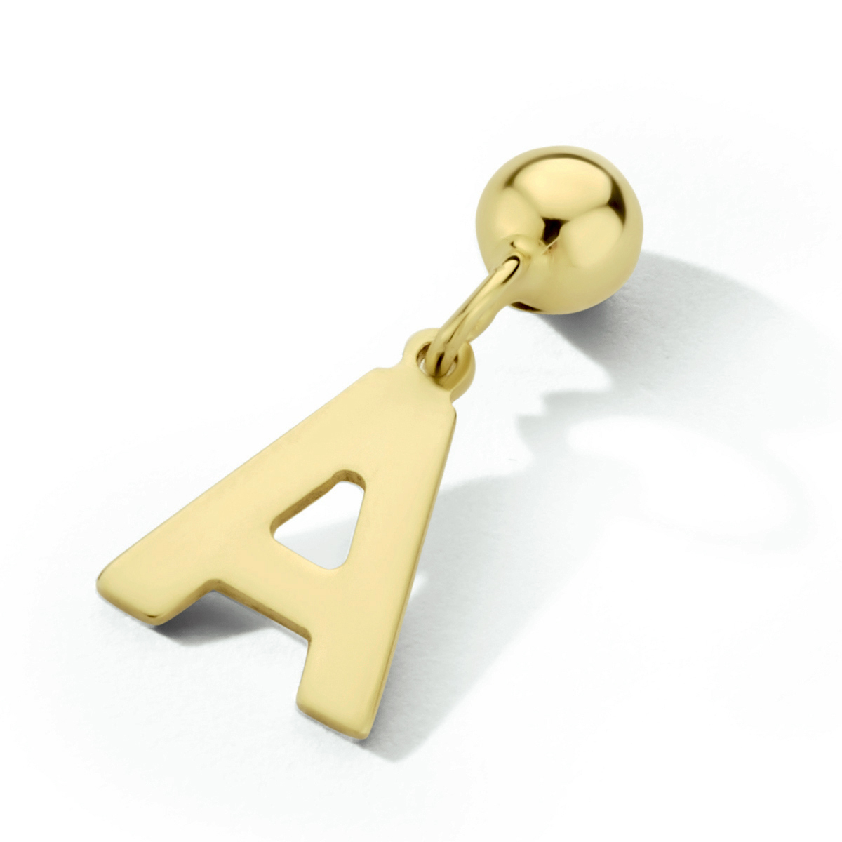 14k Geelgouden oorhanger uitgevoerd met een letter. Het bolletje heeft een diameter van 3mm. De oorhanger wordt per stuk verkocht.