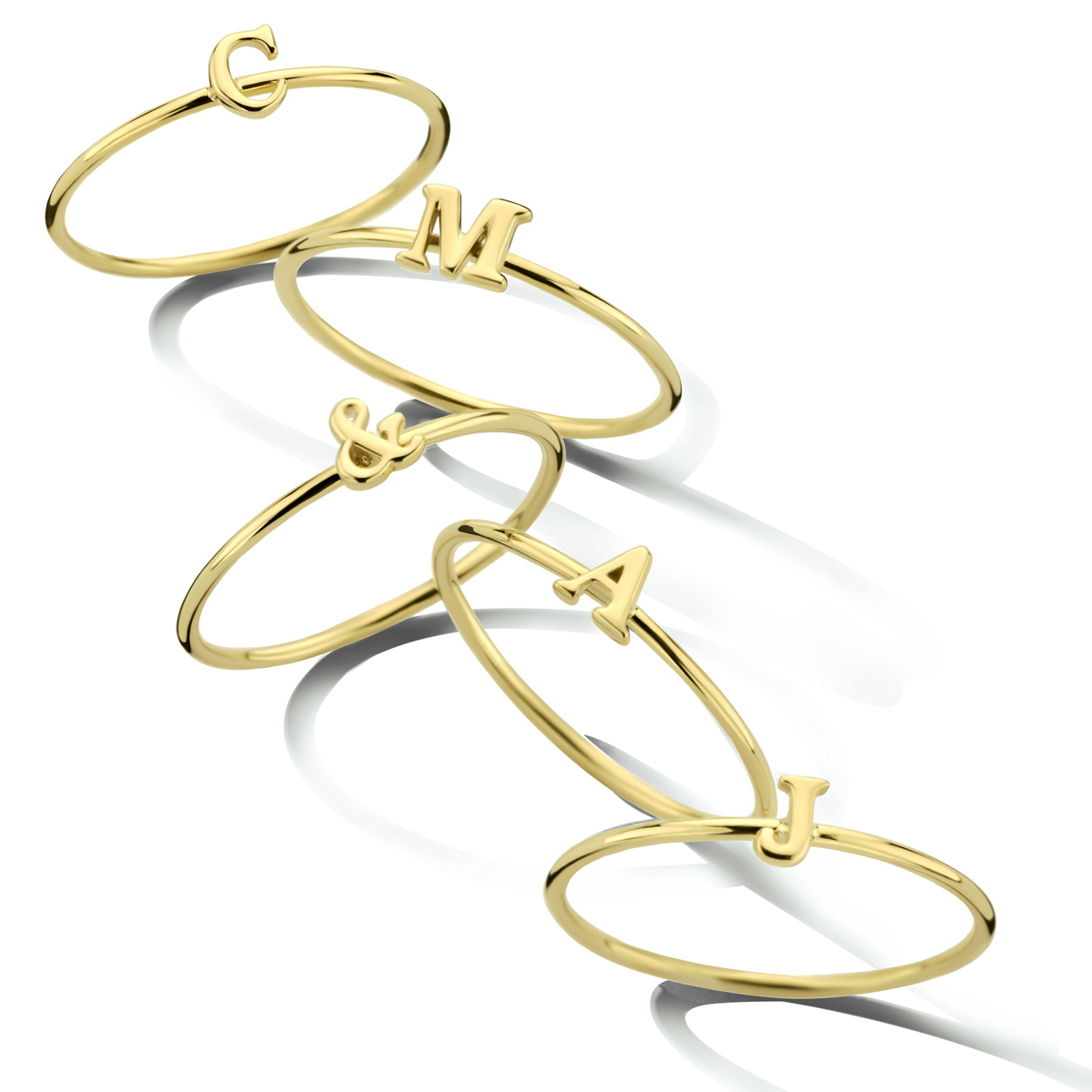 14k Geelgouden aanschuifring met de letter E. Tip: combineer deze aanschuifring met de andere letter aanschuifringen of de aanschuifring met het &-teken. De andere ringen zijn onderaan deze pagina te vinden onder het kopje: 'dit vind je misschien ook leuk.'