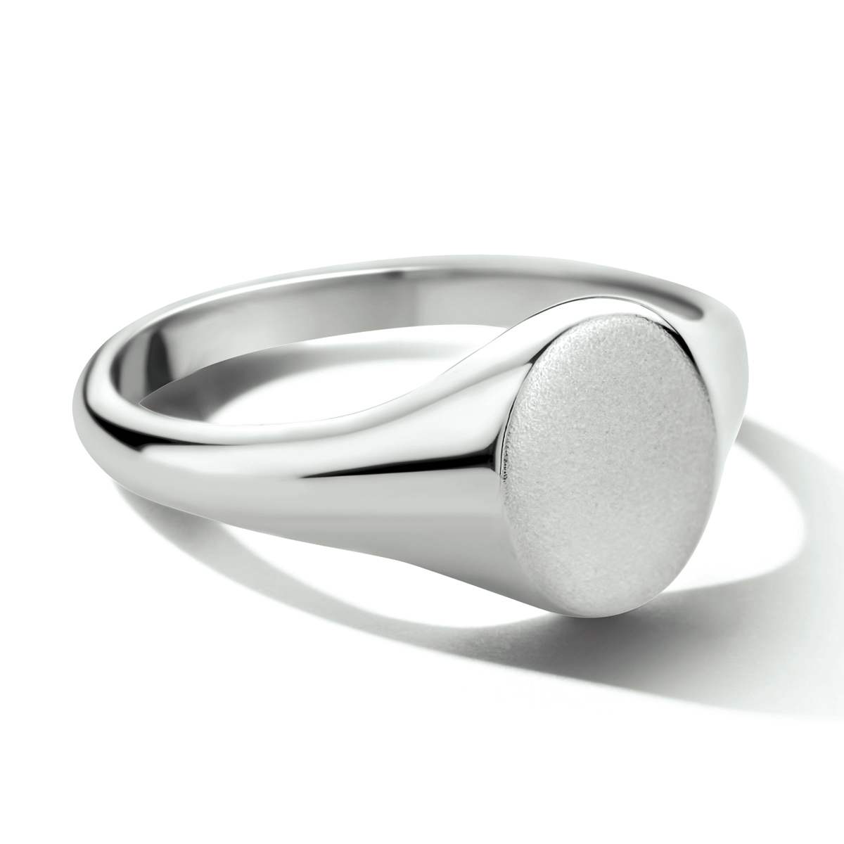 Gerhodineerd 925 zilveren graveerring. De ring heeft een breedte van 9.5mm.