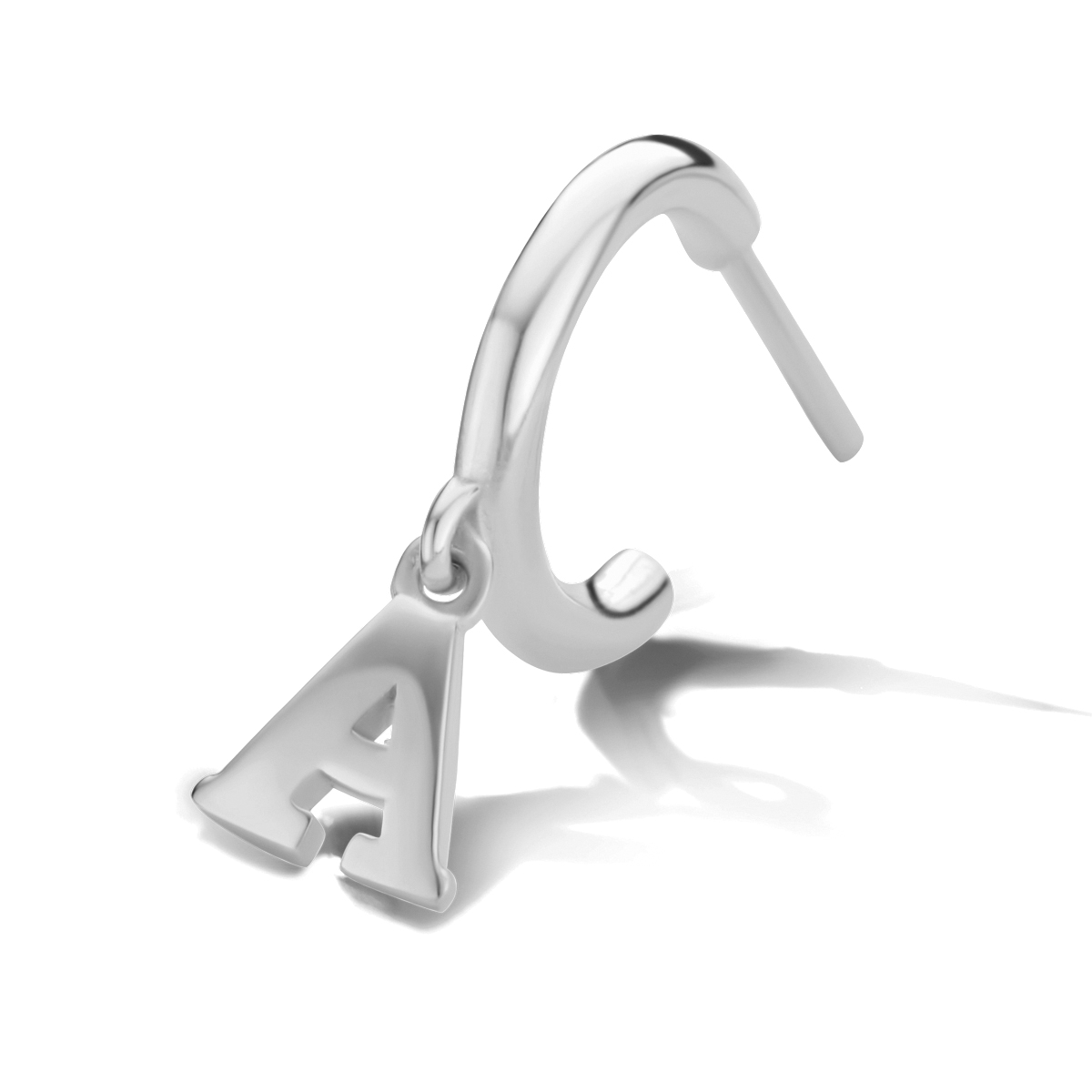 Gerhodineerd 925 zilveren stekeroorring met een diameter van 11.5mm uitgevoerd met een letter hanger. De oorring wordt per stuk verkocht.
