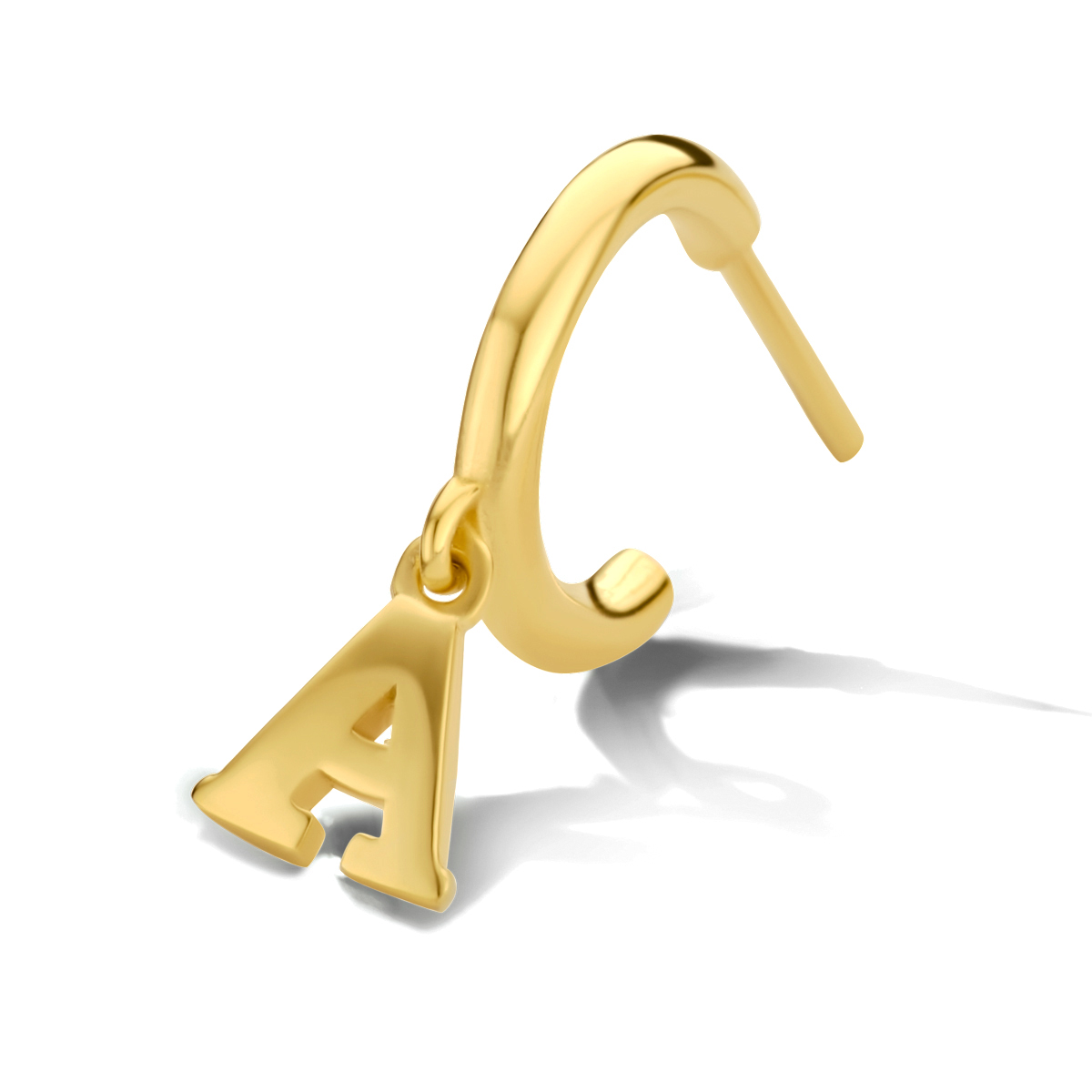 Geelgoud op 925 zilveren stekeroorring met een diameter van 11.5mm uitgevoerd met een letter hanger. De oorring wordt per stuk verkocht. Geen garantie op plating.