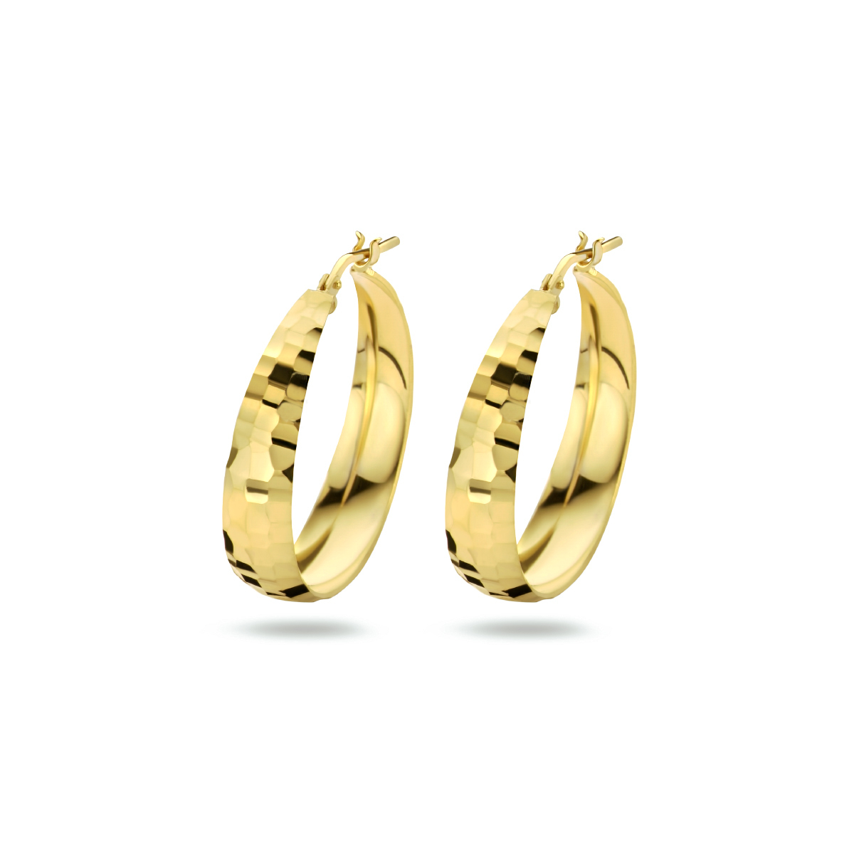 Geelgoud op 925 zilveren oorringen met een breedte van 7mm. Geen garantie op plating.