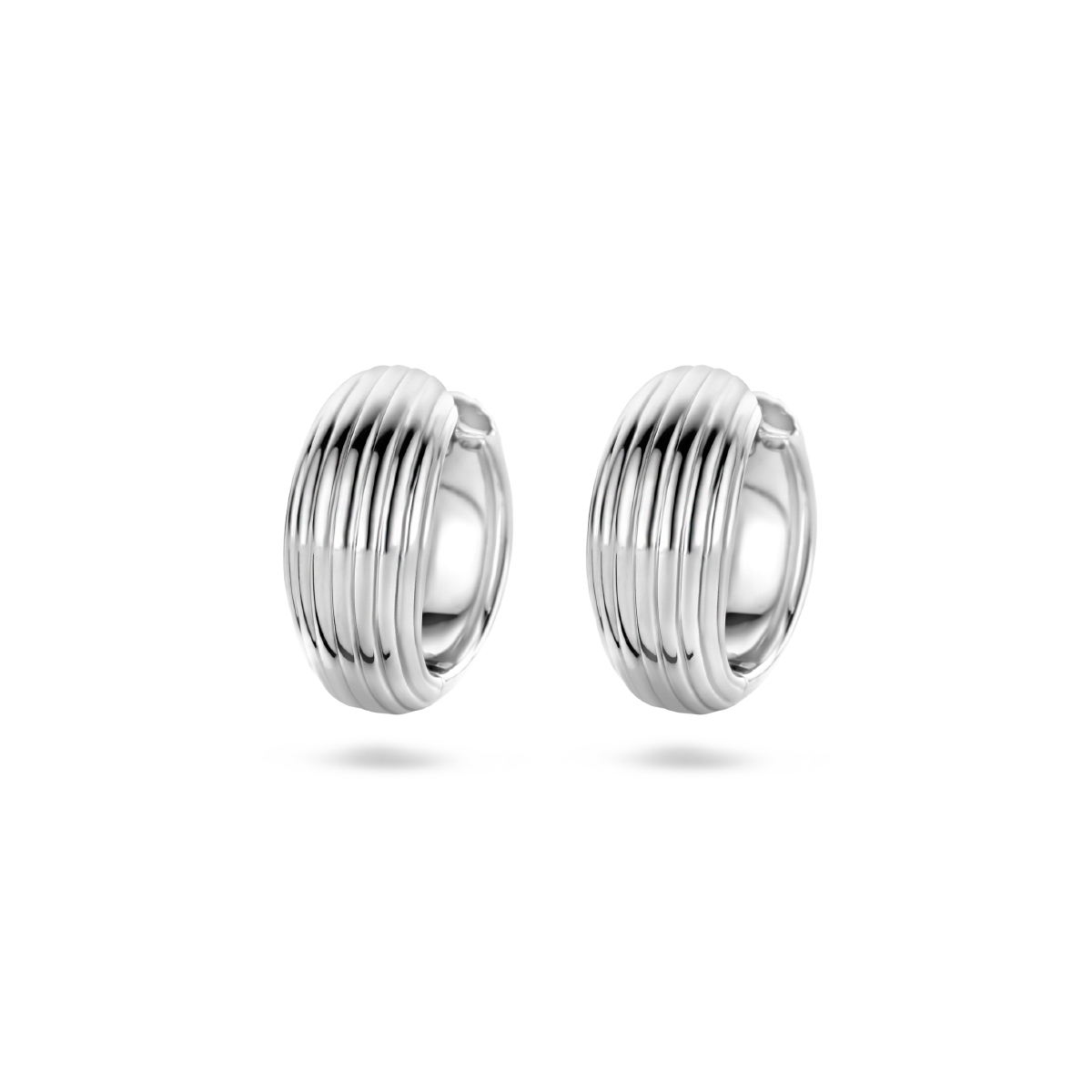 Gerhodineerd 925 zilveren klapoorringen met een diameter van 15mm.