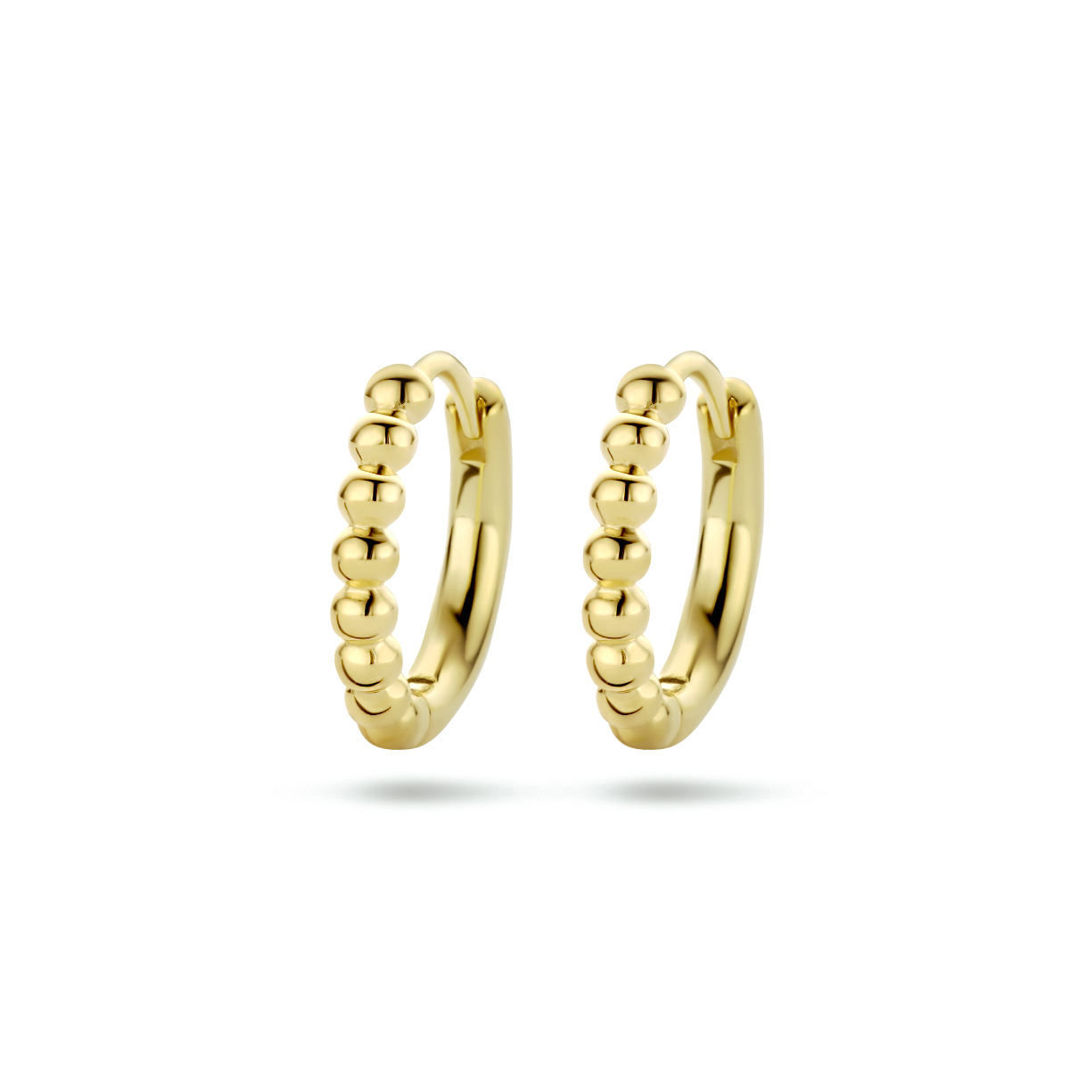 Geelgoud op 925 zilveren klapoorringen met een breedte van 2.3mm. Geen garantie op plating.