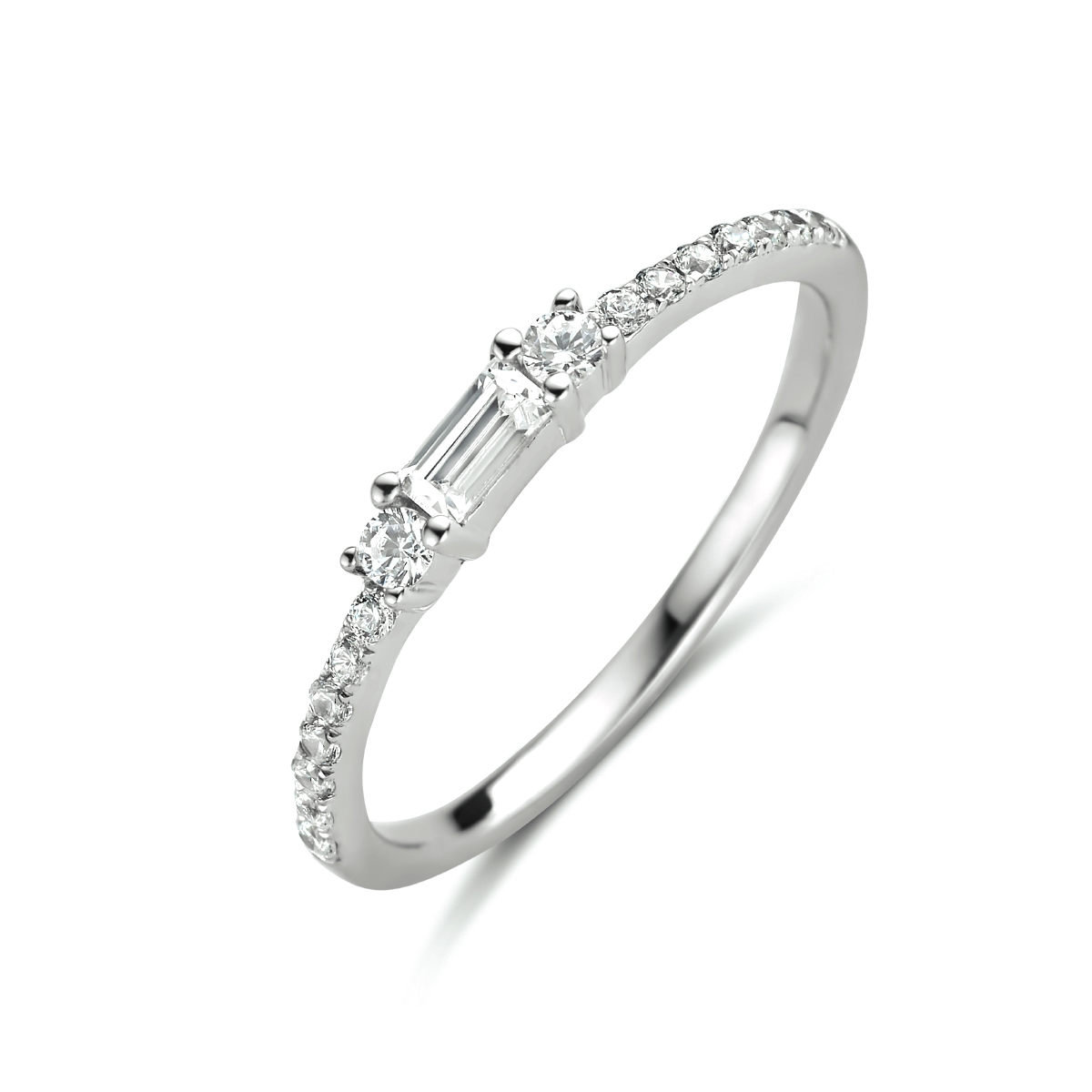 925 Gerhodineerd zilveren ring uitgevoerd met schitterende zirkonia. De ring heeft een breedte van 2.5mm.