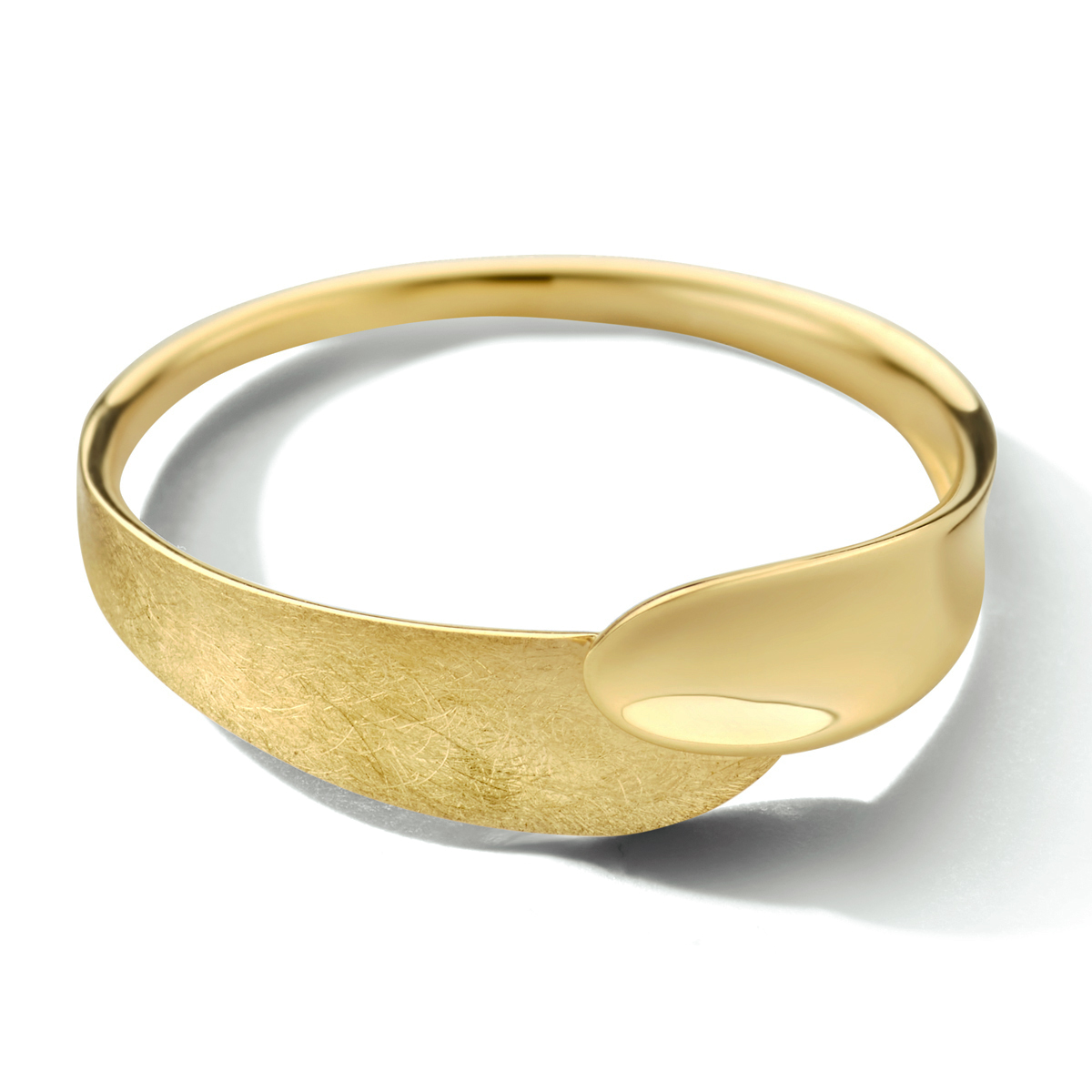 14k Geelgouden ring met een breedte van 6mm.
