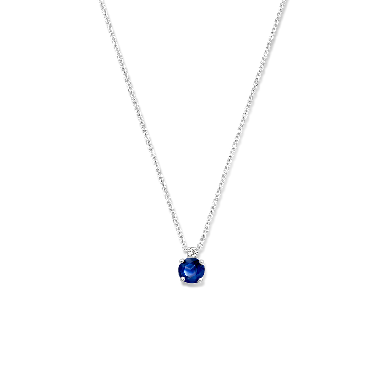 14k Witgouden collier uitgevoerd met een schitterende saffier en diamant. Het collier heeft een draaglengte van 40cm. Het hangertje heeft een afmeting van 5.5x4mm.