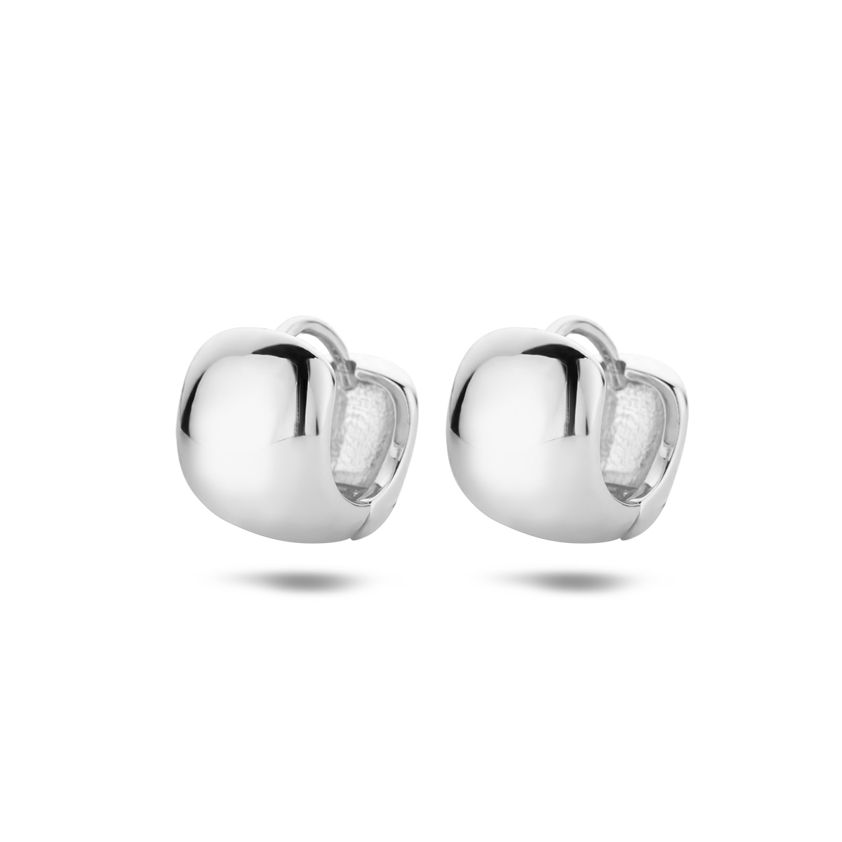 Gerhodineerd 925 zilveren klapoorringen. De klapoorringen hebben een afmeting van 10.5x8.5mm.