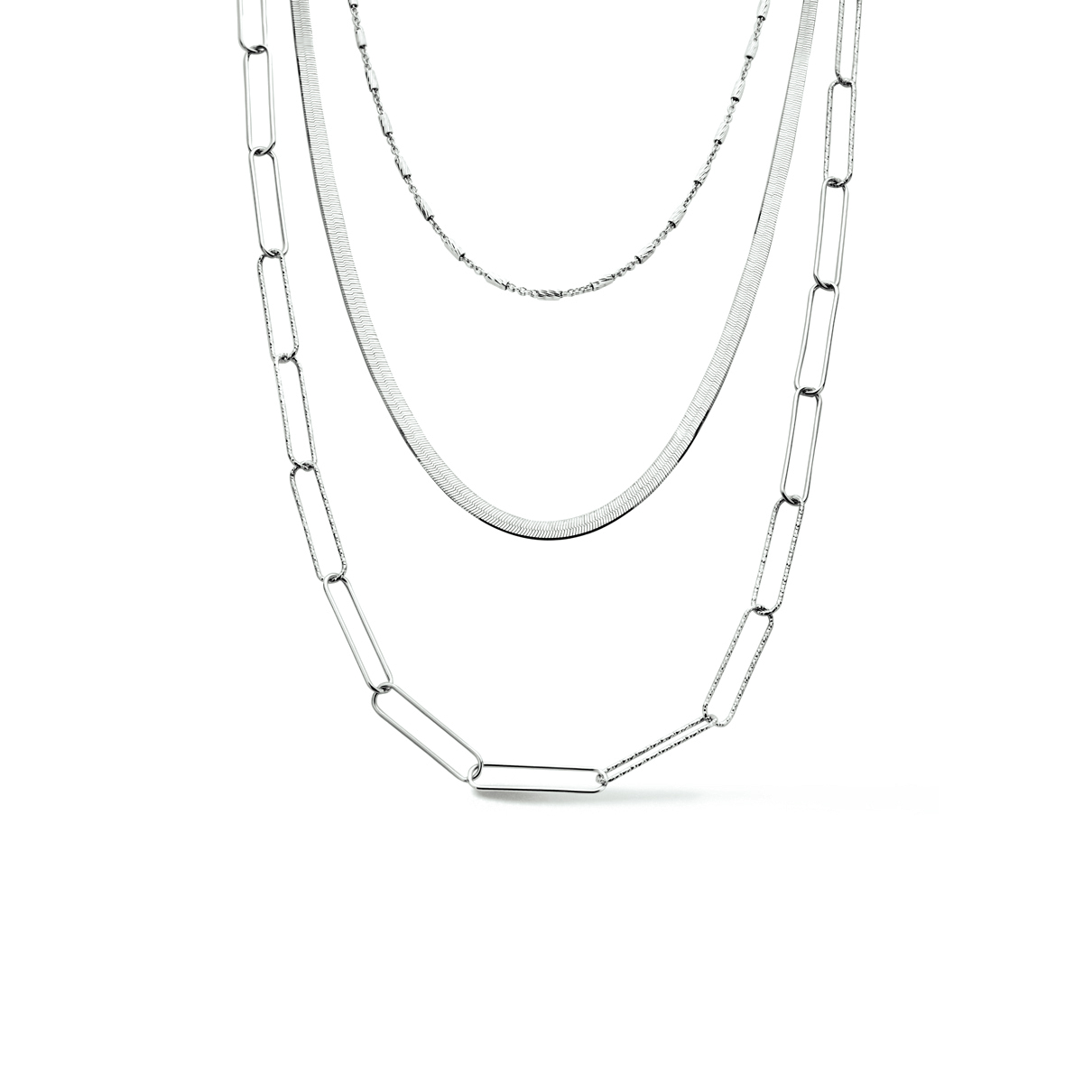 Gerhodineerd 925 zilveren collier uitgevoerd met: plaatjes van 1.8mm, een omega schakel van 3.5mm en een paperclip schakel van 5.5mm. Het collier heeft een draaglengte van 45cm en een karabijn sluiting.