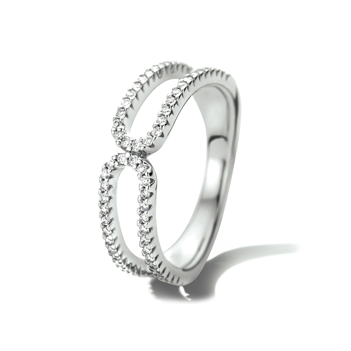 14k Witgouden ring uitgevoerd met een schitterende diamant rij. De ring heeft een breedte van 6mm.