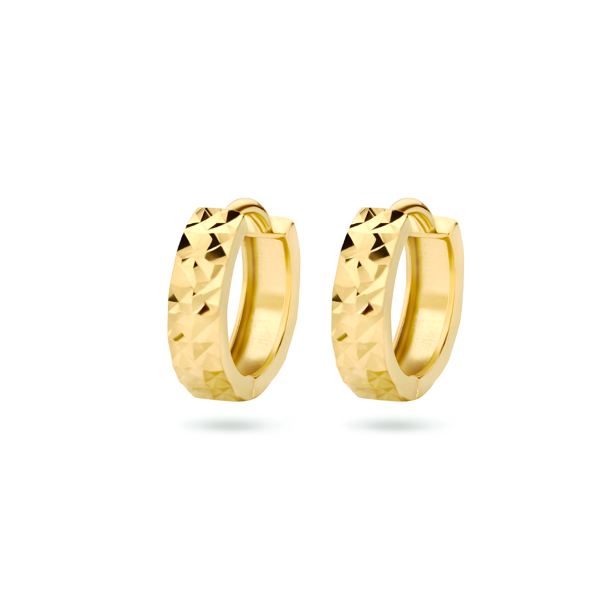 14k Geelgouden klapoorringen met een gediamanteerde afwerking. De oorringen hebben een breedte van 3.0mm.