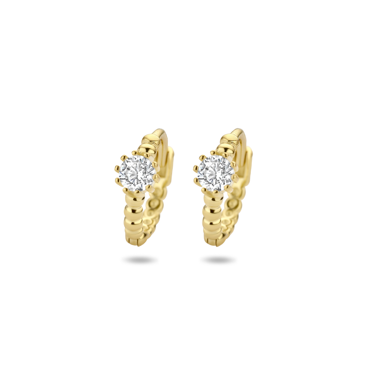 Geelgoud op 925 zilveren klapoorringen uitgevoerd met bolletjes en schitterende zirkonia. De oorringen hebben een afmeting van 10x4mm. Geen garantie op plating.