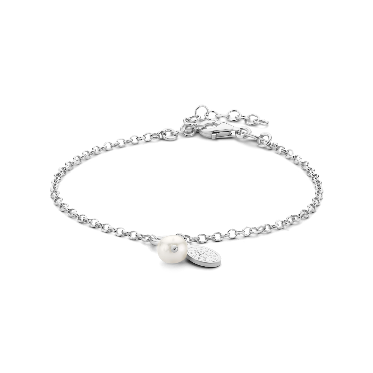 Gerhodineerd 925 zilveren armband uitgevoerd met een zoetwaterparel en een scapulier. De armband heeft een draaglengte van 16cm met een extensie van 3cm en een stevige karabijn sluiting.