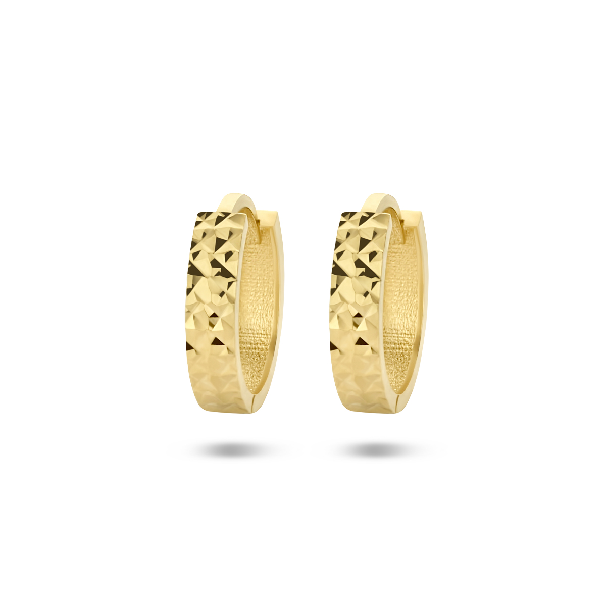 14k Geelgouden klapoorringen met een gediamanteerde afwerking. De oorringen hebben een breedte van 3.0mm.